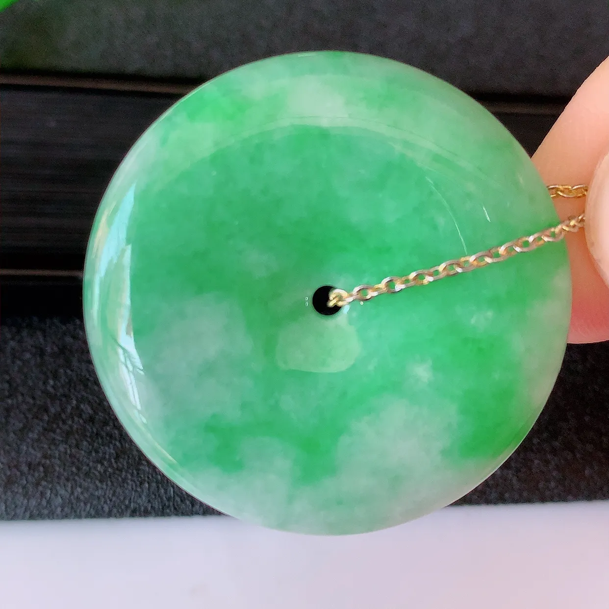 自然光实拍，冰润飘绿翡翠平安扣吊坠，种老水足，雕工精湛 ，寓意美好，佩戴时尚出众！#39.7