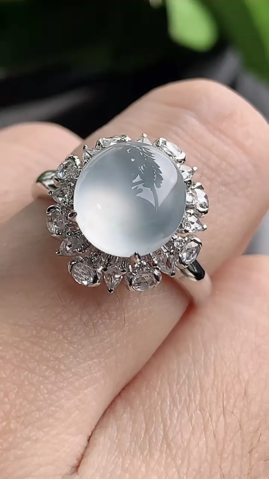 a货翡翠老坑冰种18K金伴钻镶嵌白月光蛋面戒指 圈口17.6裸石尺寸9.3×9mm 重量3.55g 1208