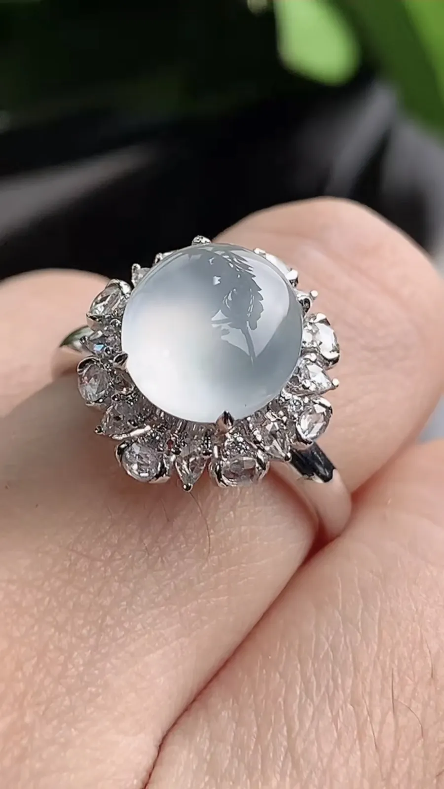 a货翡翠老坑冰种18K金伴钻镶嵌白月光蛋面戒指 圈口17.6裸石尺寸9.3×9mm 重量3.55g 1208