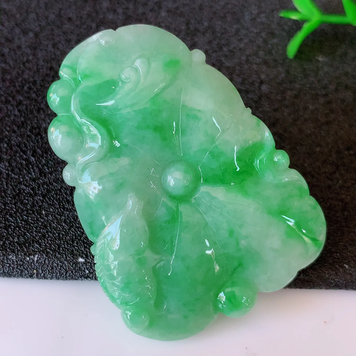 自然光实拍，冰飘绿翡翠荷叶鱼、和和美美玉坠，财源广进，自然隐逸、荷本是素不着尘之物，有和美之寓意。#05.7