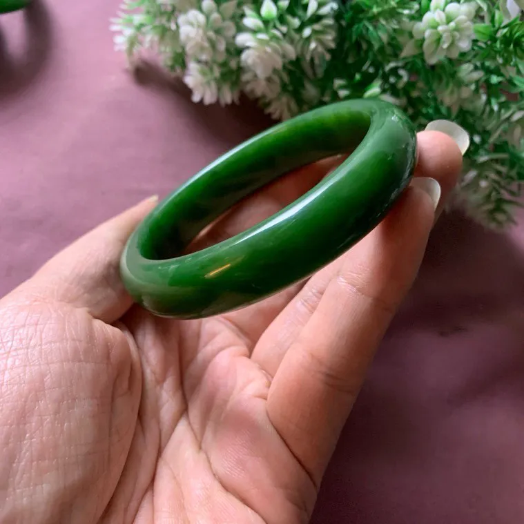 珍藏品，和田玉碧玉62圈口菠菜绿宽条手镯！玉质细腻油润 底色纯净 脂粉好，品质高。