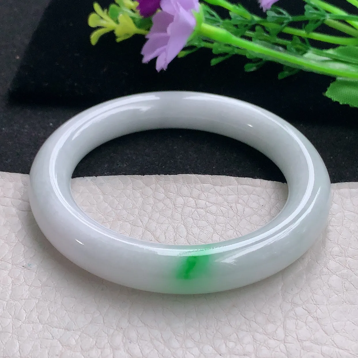 xx自然光56*11*10.5美人镯 翡翠a货玉手镯白底青圆条珠宝玉手环