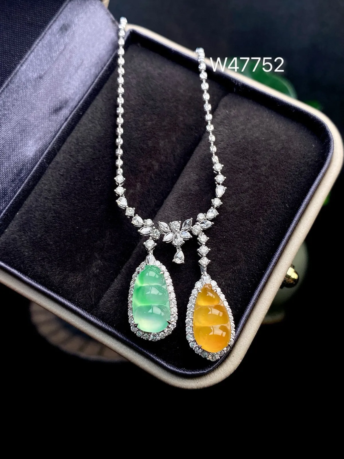 【冰种黄翡满绿福豆镶嵌吊坠】质地细腻，冰感十足，晶莹透亮，18K金钻镶嵌，裸石尺寸12.1*6.7