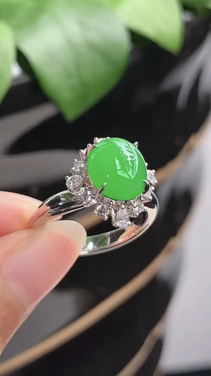 a货翡翠老坑冰种18K金伴钻镶嵌阳绿蛋面戒指 圈口17.4裸石尺寸9.5×8mm 重量4.14g 1209