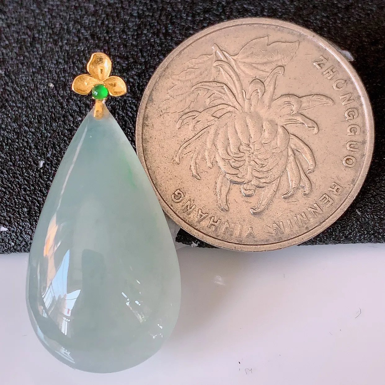 18k金镶嵌冰种翡翠水滴吊坠，沁人心脾，精致典雅的设计，为佩戴者，增添色彩，送礼自留都是佳品选择！#94.7