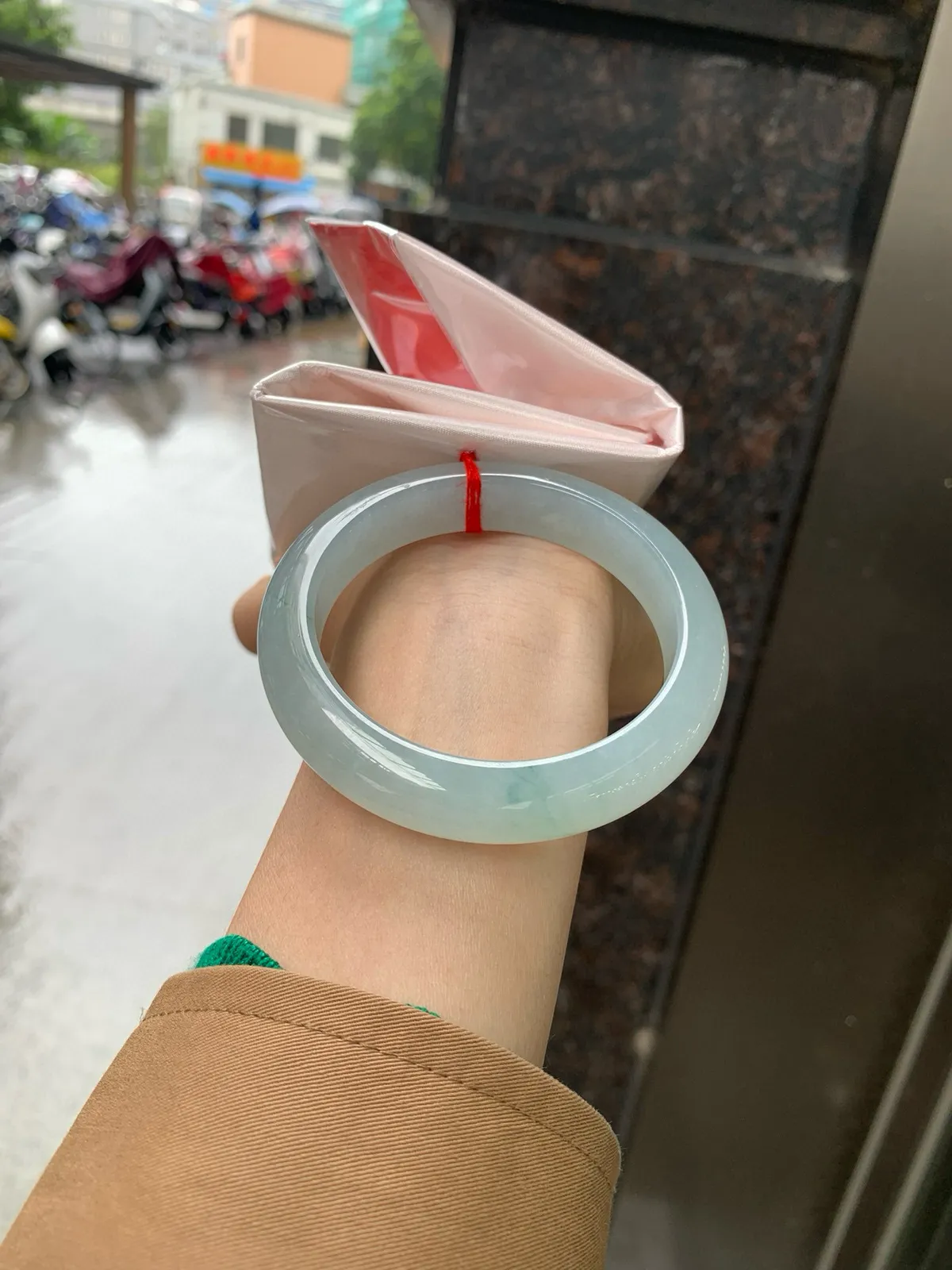 私人专拍
限时特惠链接
飘花正圈，完美，底妆水润细腻，几抹蓝花灵动飘逸，意境感十足，古典优雅又秀气