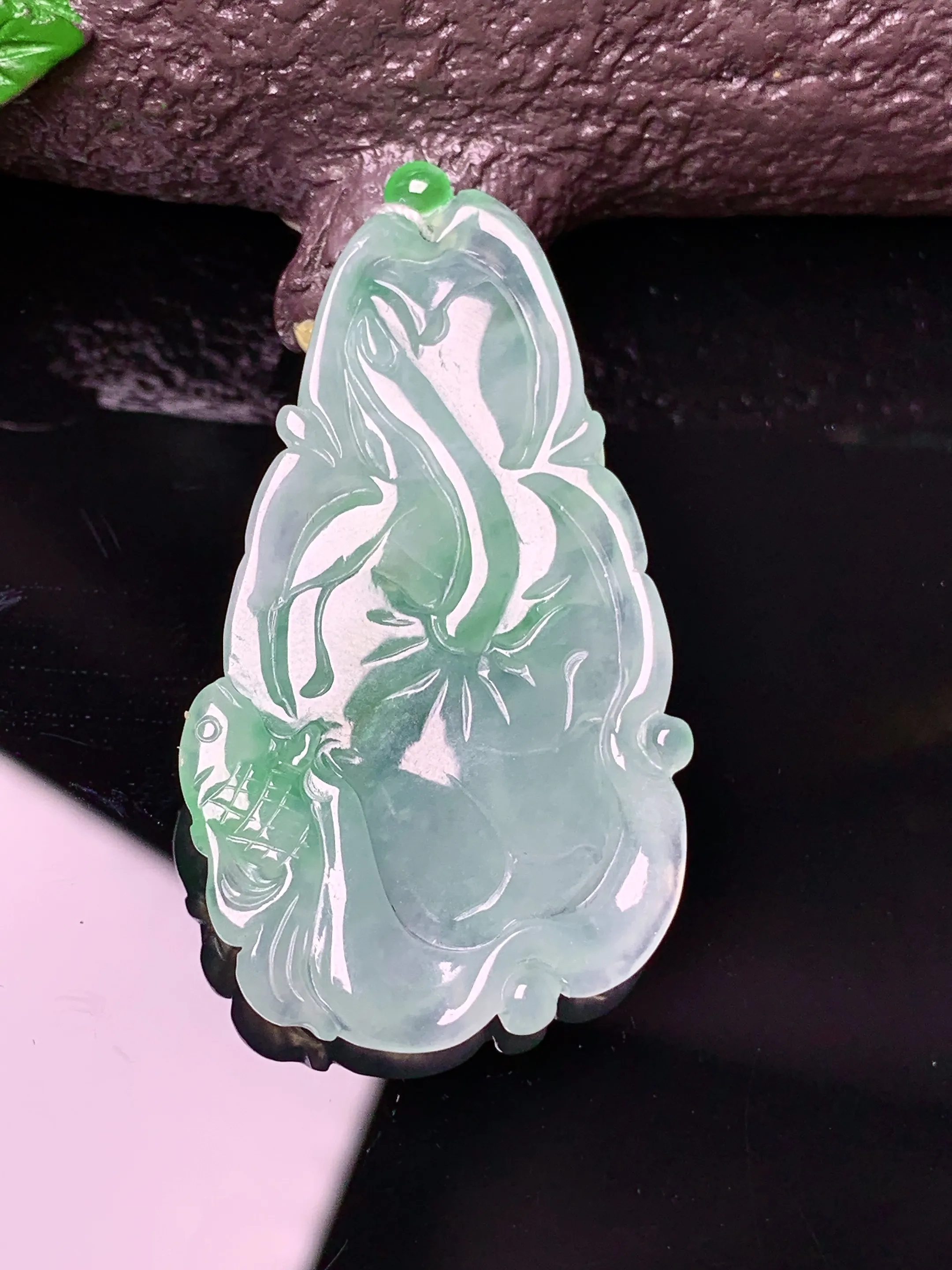 飘绿荷叶牌吊坠 玉质细腻 水润亮眼 色泽艳丽 整体尺寸44.6*24.8*4.2