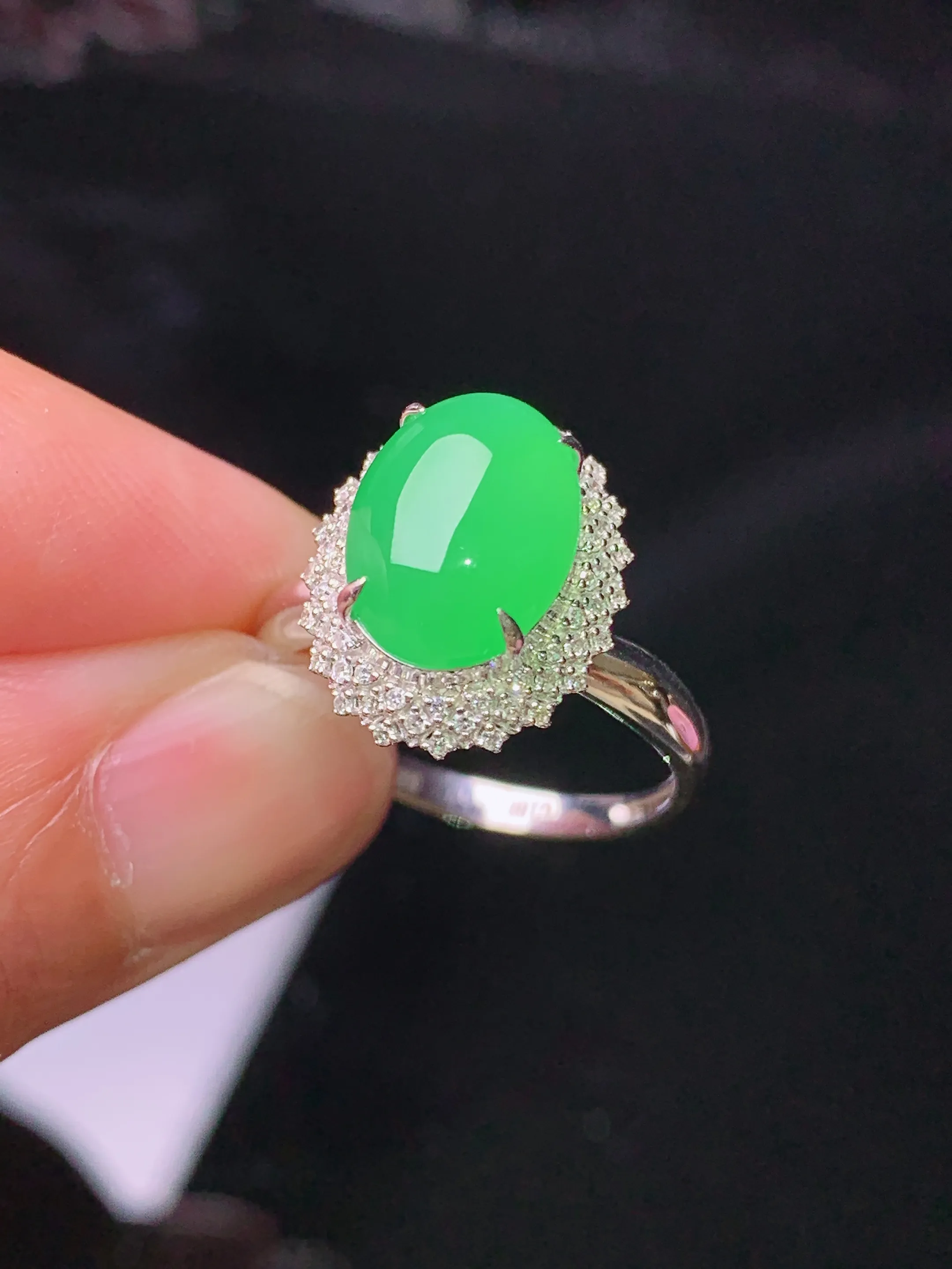 18k金钻镶嵌翠绿蛋面戒指 玉质细腻 水润亮眼 色泽艳丽 圈13.5 整体尺寸14.6*12*9.8