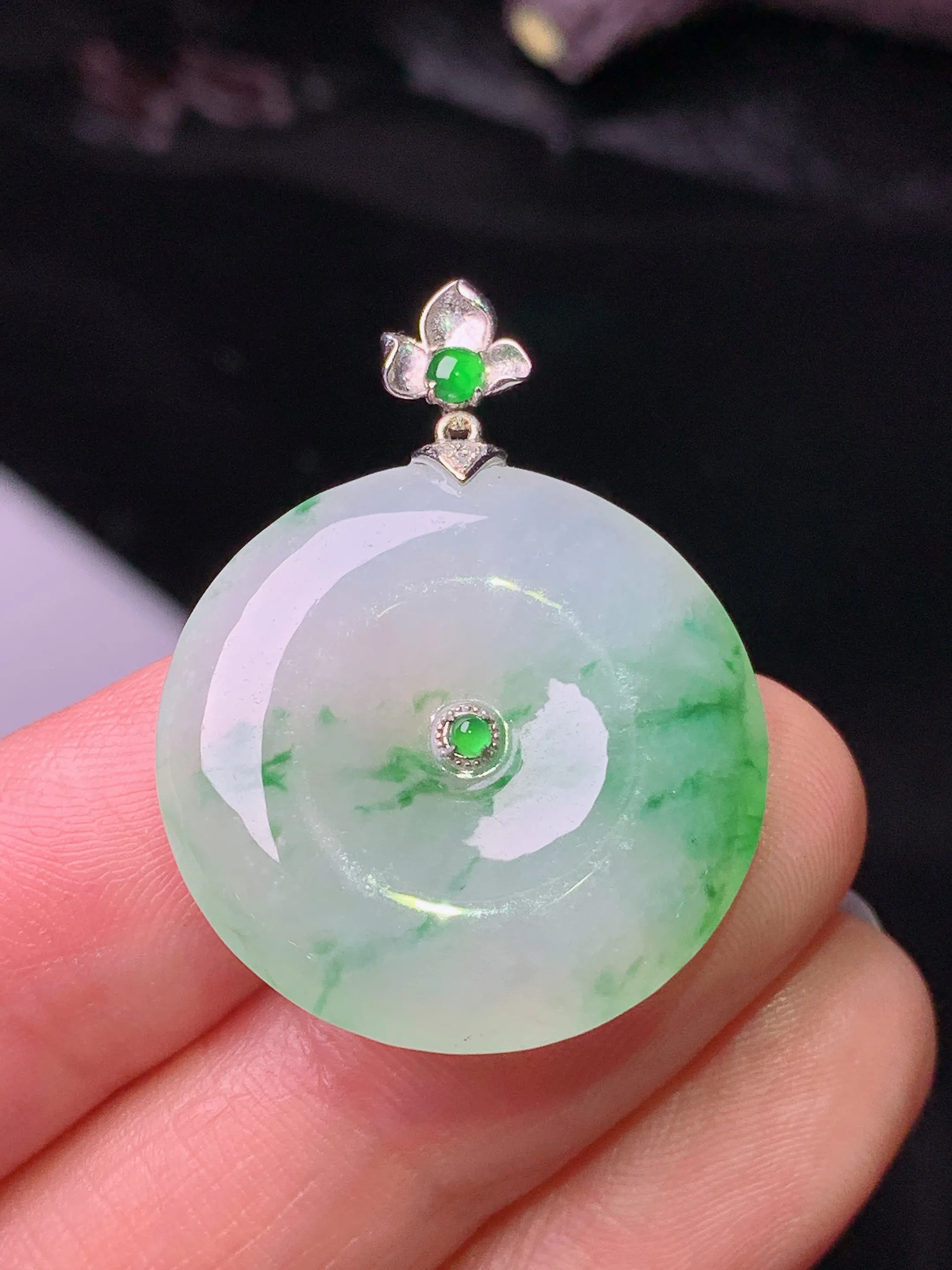 18k金镶嵌飘绿平安扣吊坠 玉质细腻 水润亮眼 色泽艳丽 整体尺寸31.2*23.8*4.8