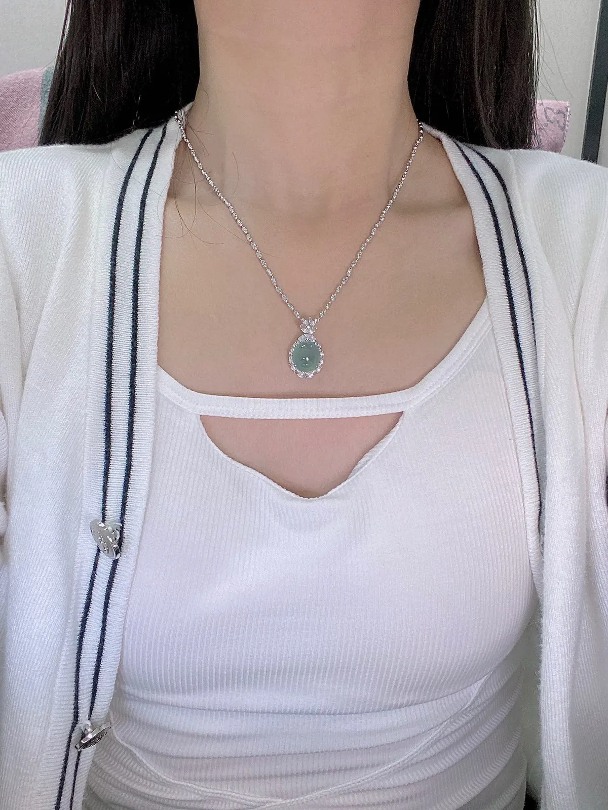 【冰种晴底蛋面吊坠】形状非常饱满，冰润通透，种老起光，胶感强烈。18K金钻镶嵌，裸石尺寸12.5*11.2*4.7毫米