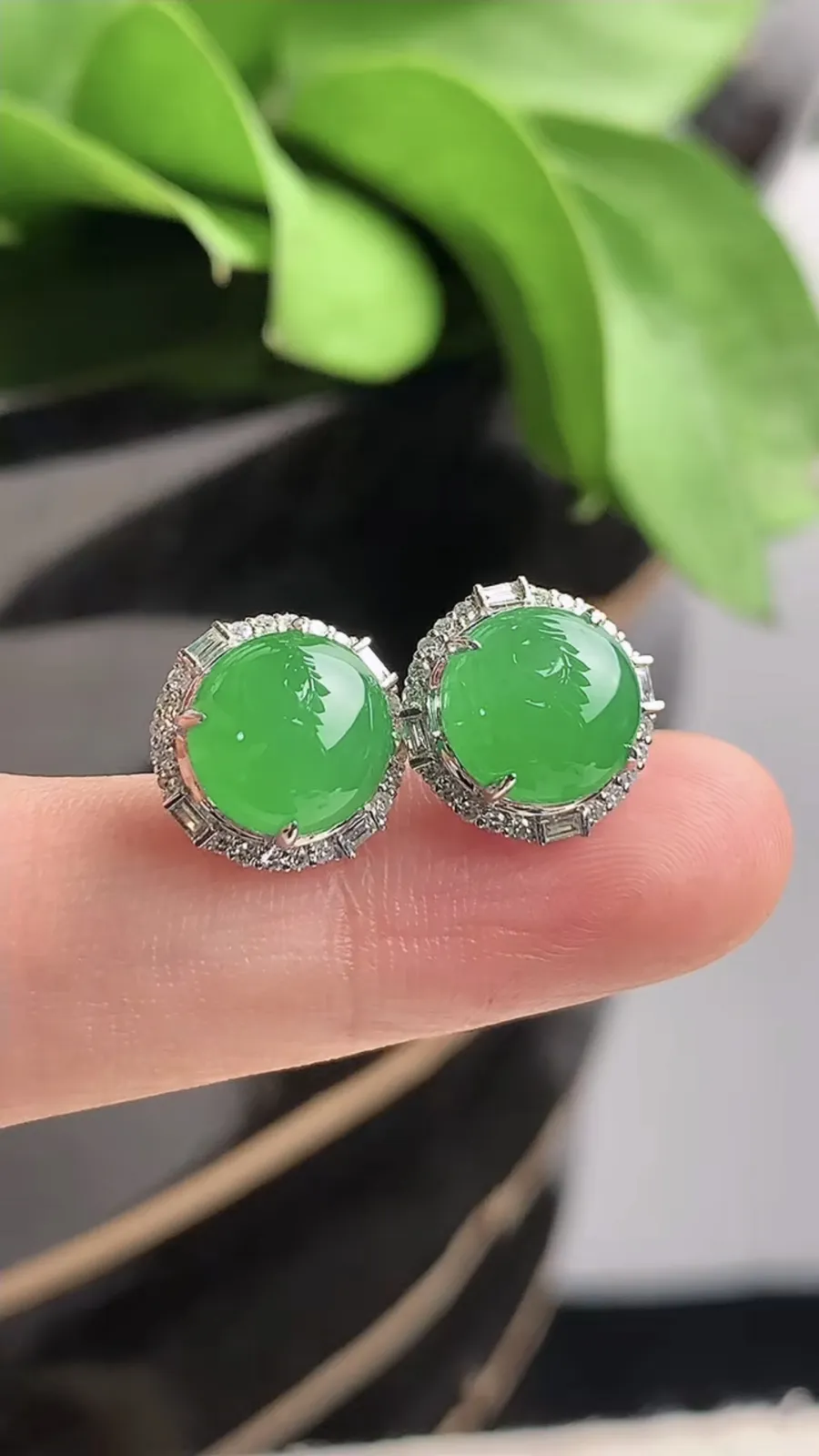 a货翡翠老坑冰种18K金伴钻镶嵌阳绿蛋面耳钉 尺寸8.2mm 重量3.15g 1208