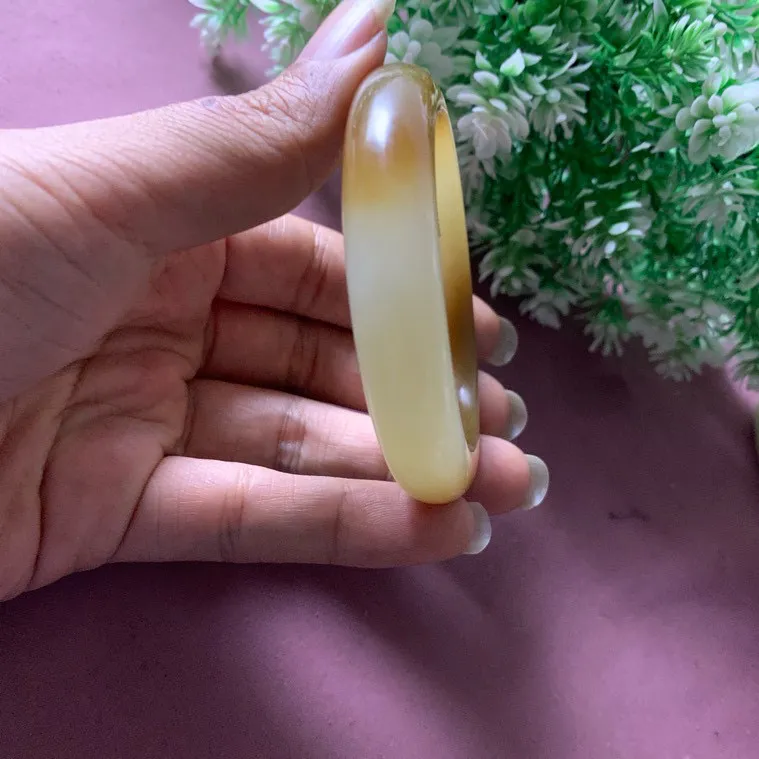 土豪款，蜜糖色，55圈口和田玉且末糖料宽条手镯【挽间柔情】，镯型古朴典雅。在诗情画意的雨巷相遇，你是我腕间的一抹风情，有你眸有深情.清风荡漾湖间静水，我愿俯身低眉，在烟波涟漪处寻你