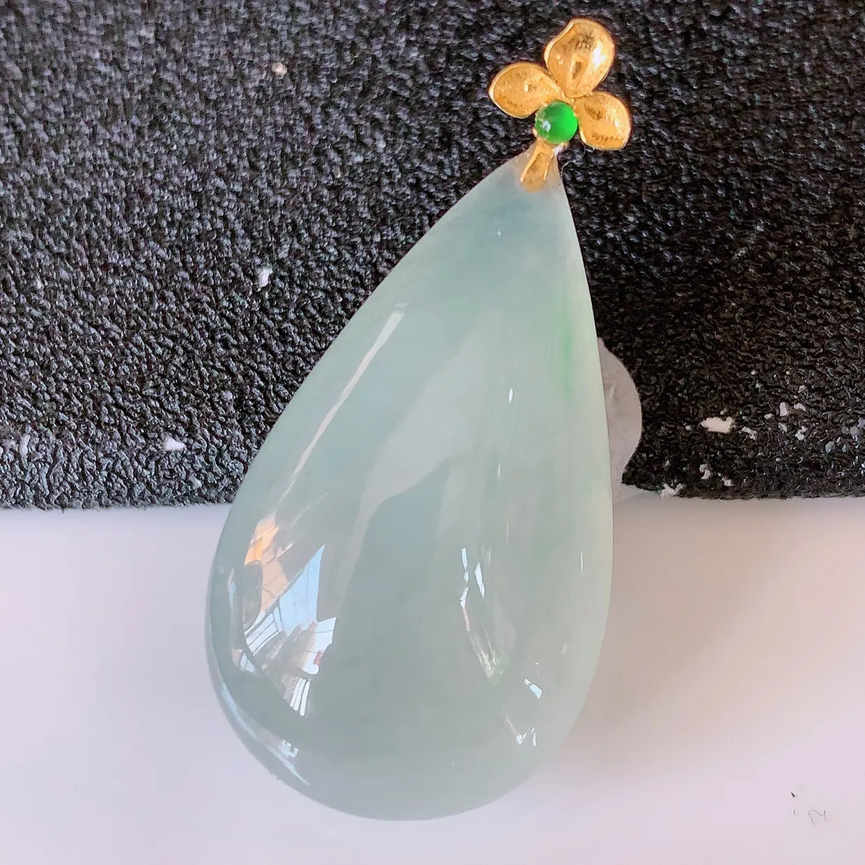 18k金镶嵌冰种翡翠水滴吊坠，沁人心脾，精致典雅的设计，为佩戴者，增添色彩，送礼自留都是佳品选择！#94.7