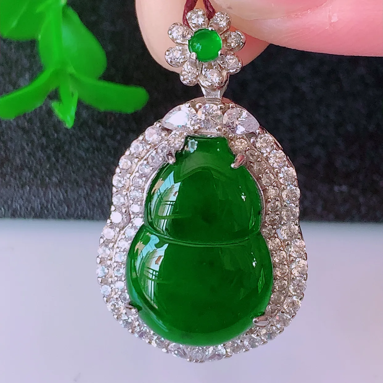冰透满绿翡翠925银镶嵌葫芦吊坠，自然光实拍，翠色灵动，颜色漂亮，种老水足，品相佳，佩戴佳品！#97.7整体29.5*17.5*11裸石17*12