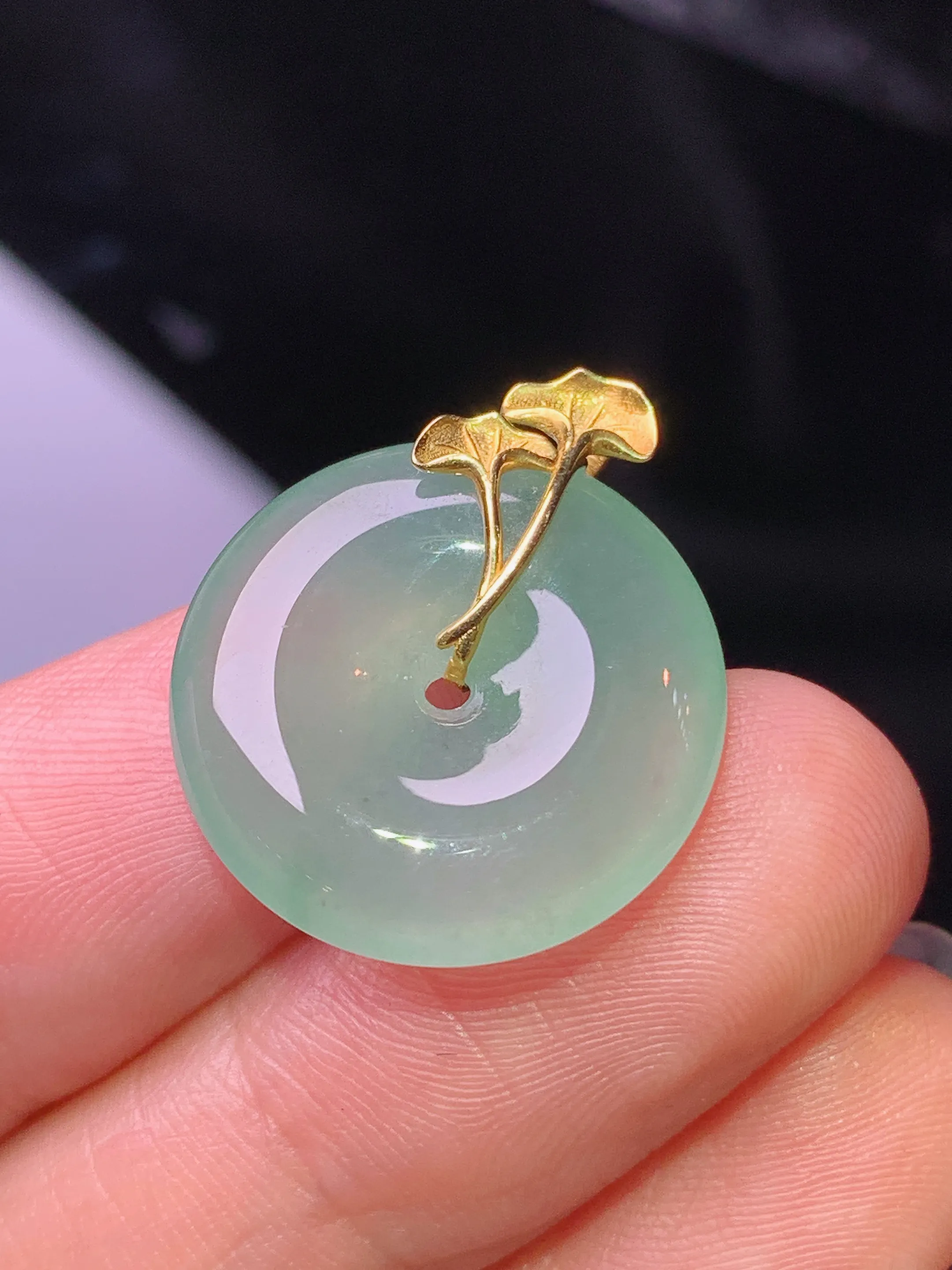 18k金镶嵌冰种平安扣吊坠 玉质细腻 水润亮眼 色泽艳丽 整体尺寸22*18.5*4.7