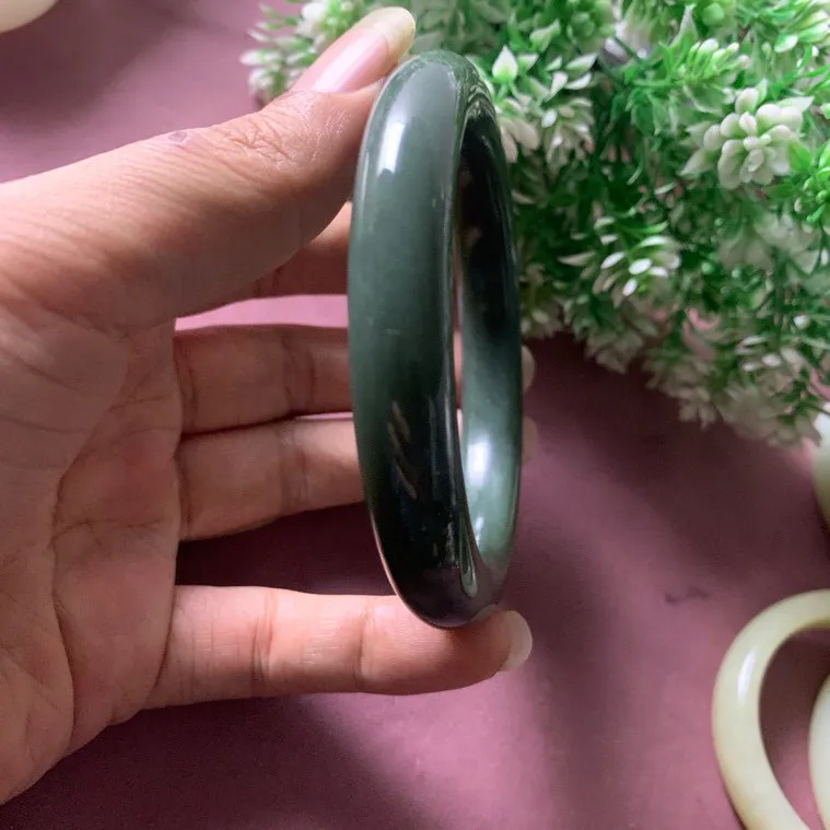 和田玉62.5圈口瓷蓝色手镯，玉质细腻油润 底色纯净 脂粉好，品质高。