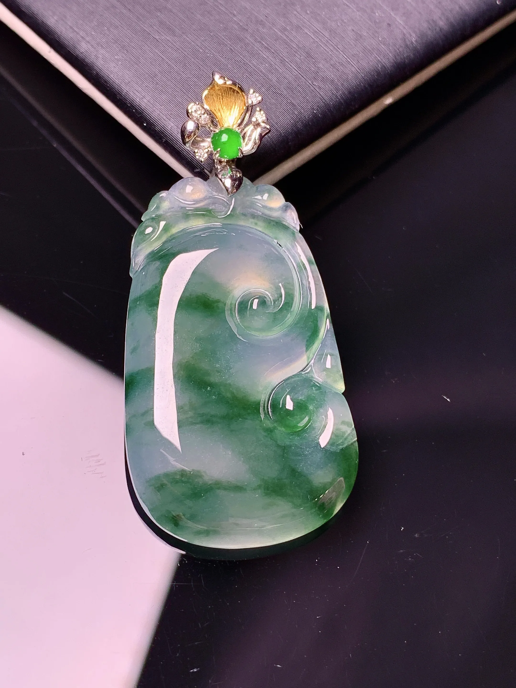 18k金钻镶嵌飘绿如意吊坠 玉质细腻 水润亮眼 色泽艳丽 整体尺寸41.8*20*4.3