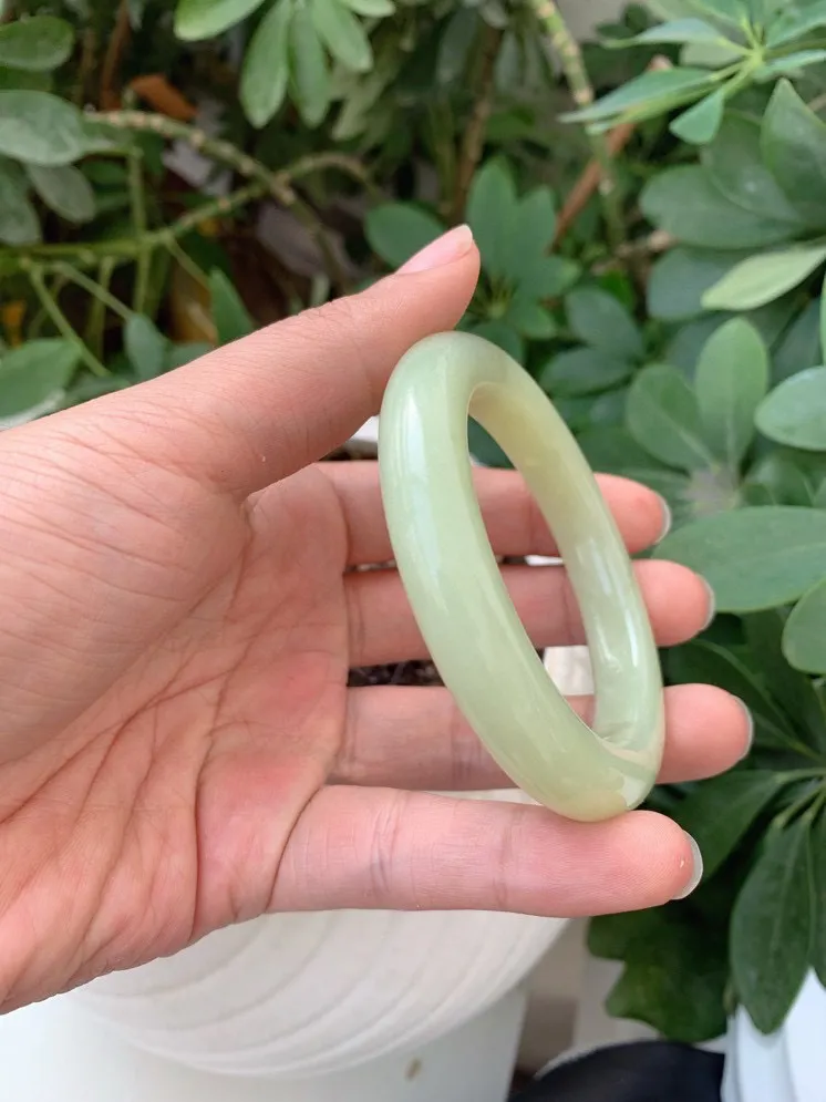 和田玉57圈口黄口料手镯，白度一级，玉质细腻油润 底色纯净  脂粉好，品质高