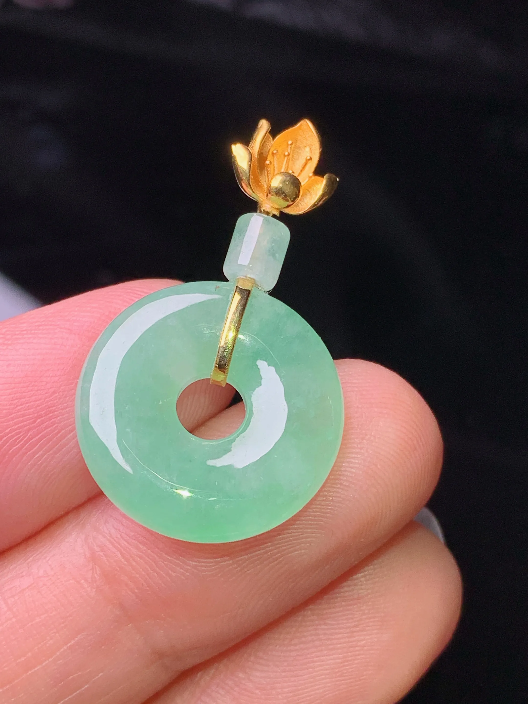 18k金镶嵌翠绿平安环吊坠 玉质细腻 水润亮眼 色泽艳丽 整体尺寸29.8*17.2*4