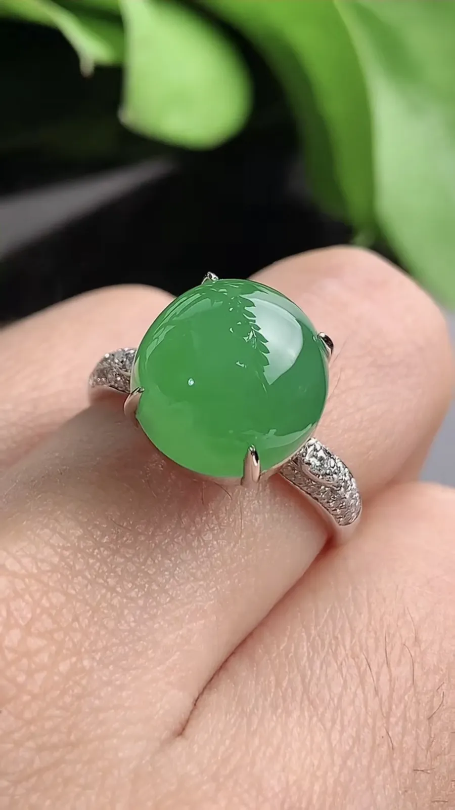 a货翡翠老坑冰种18K金伴钻镶嵌阳绿蛋面戒指 圈口17.6裸石尺寸11.6×11mm 重量4.60g 1208