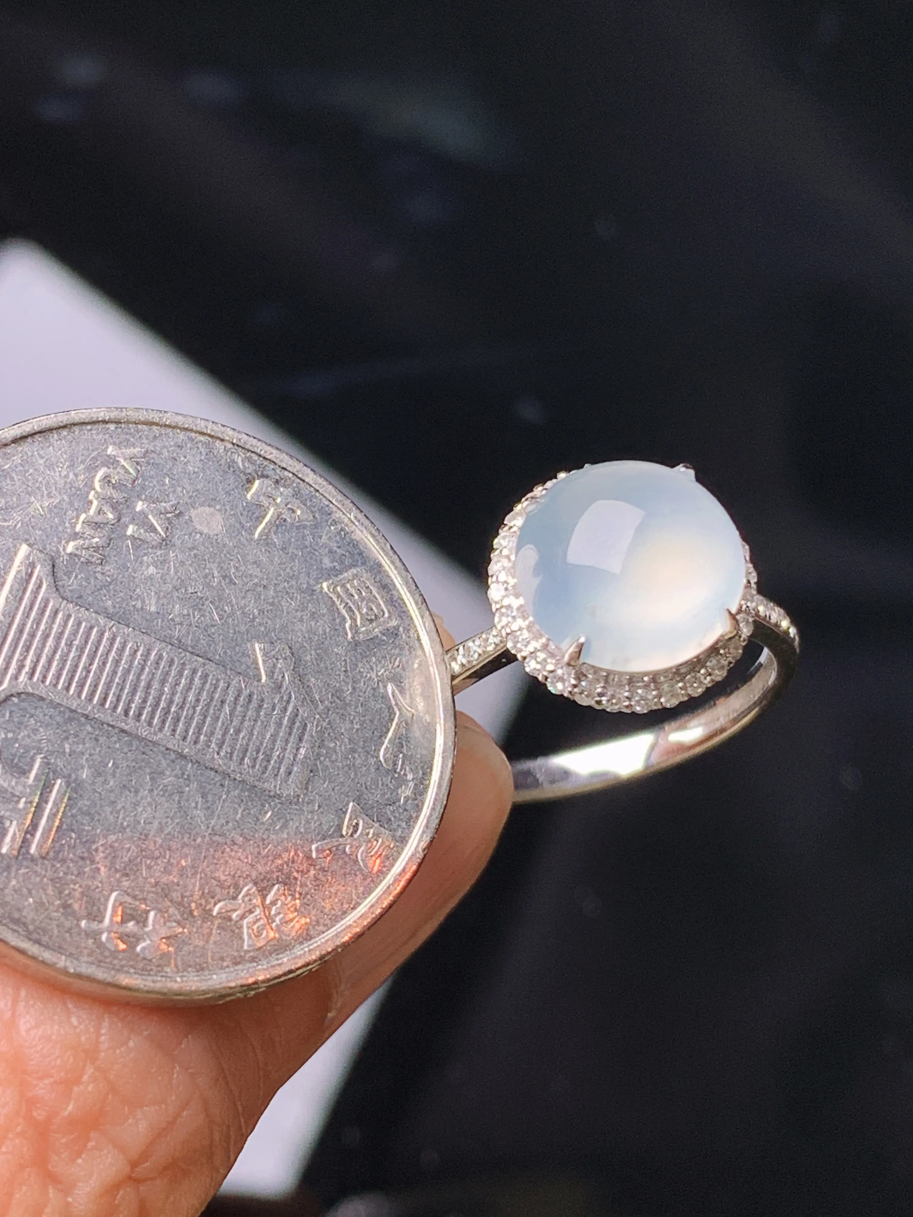 18k金钻镶嵌冰种蛋面戒指 玉质细腻 水润亮眼 色泽艳丽 圈口14 整体尺寸11*8.8