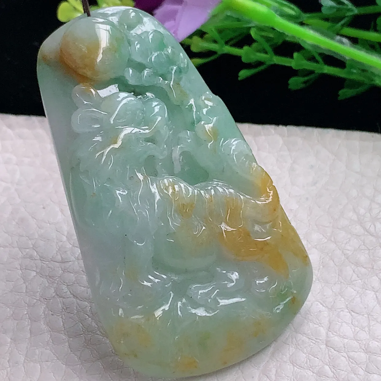 zen自然光66*40*9.8缅甸翡翠a货三彩上山虎 生肖虎玉吊坠 玉挂件