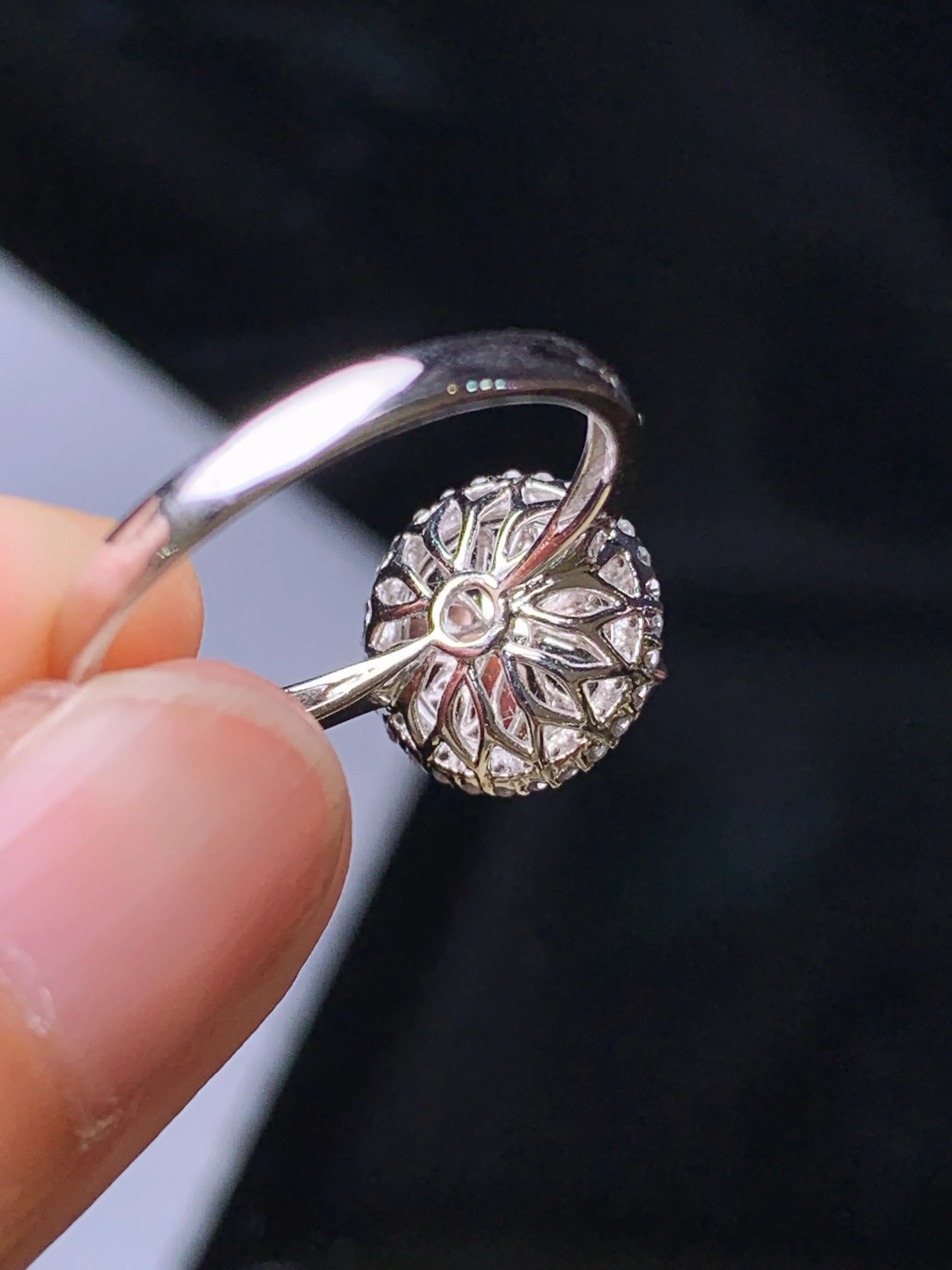 18k金钻镶嵌冰种蛋面戒指 玉质细腻 水润亮眼 色泽艳丽 圈口14 整体尺寸11*8.8