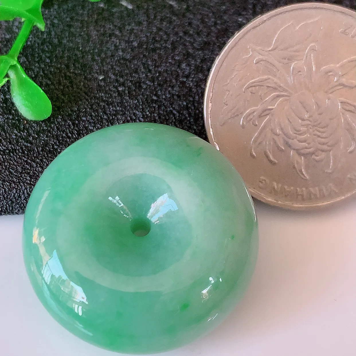 自然光实拍，冰润满绿翡翠平安扣吊坠，形体饱满圆润，平安扣肥嘟嘟的，平平安安，种水很好，配戴精美！#05.7