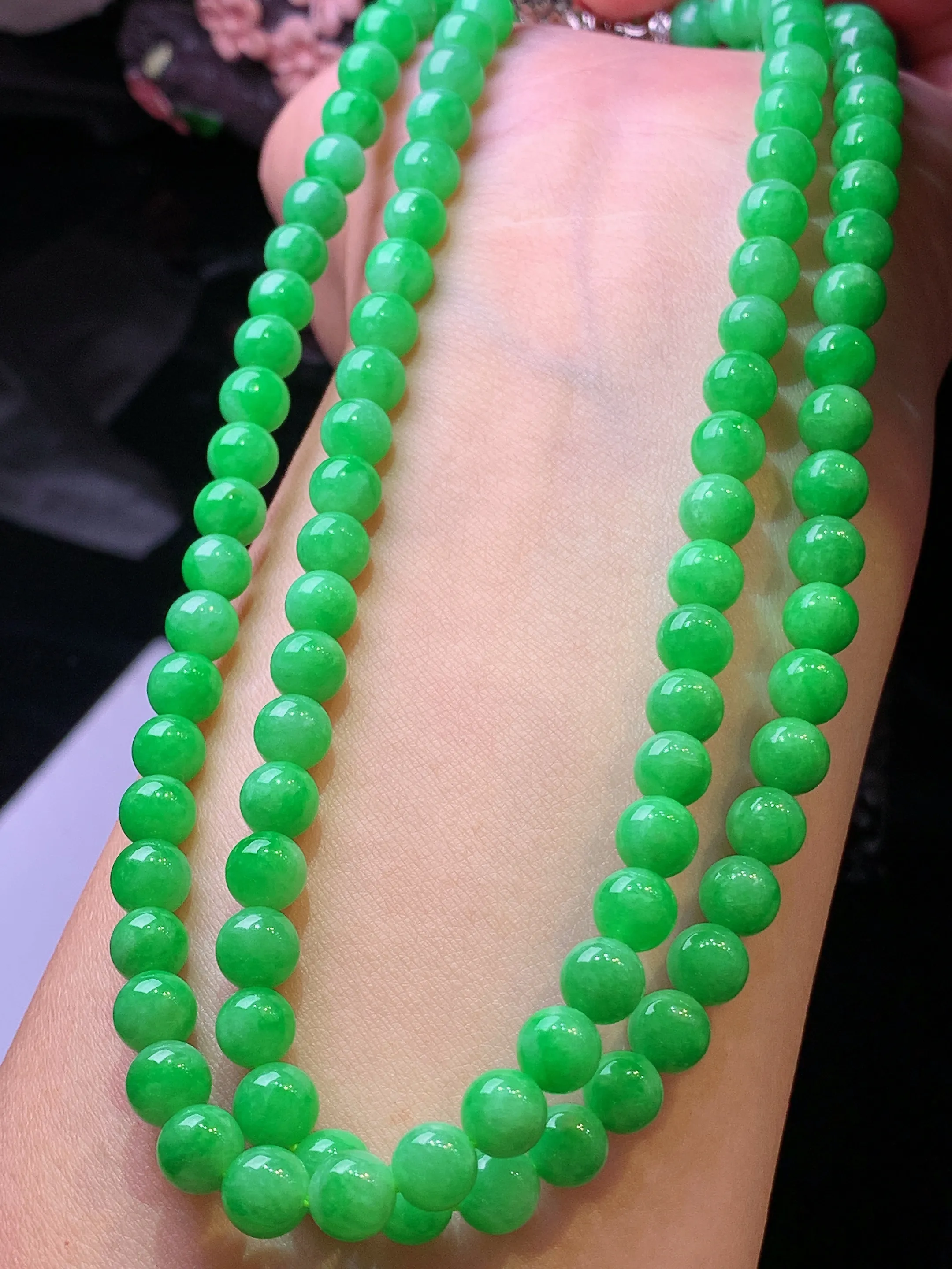 果绿圆珠项链 玉质细腻 水润亮眼 色泽艳丽 整体尺寸6