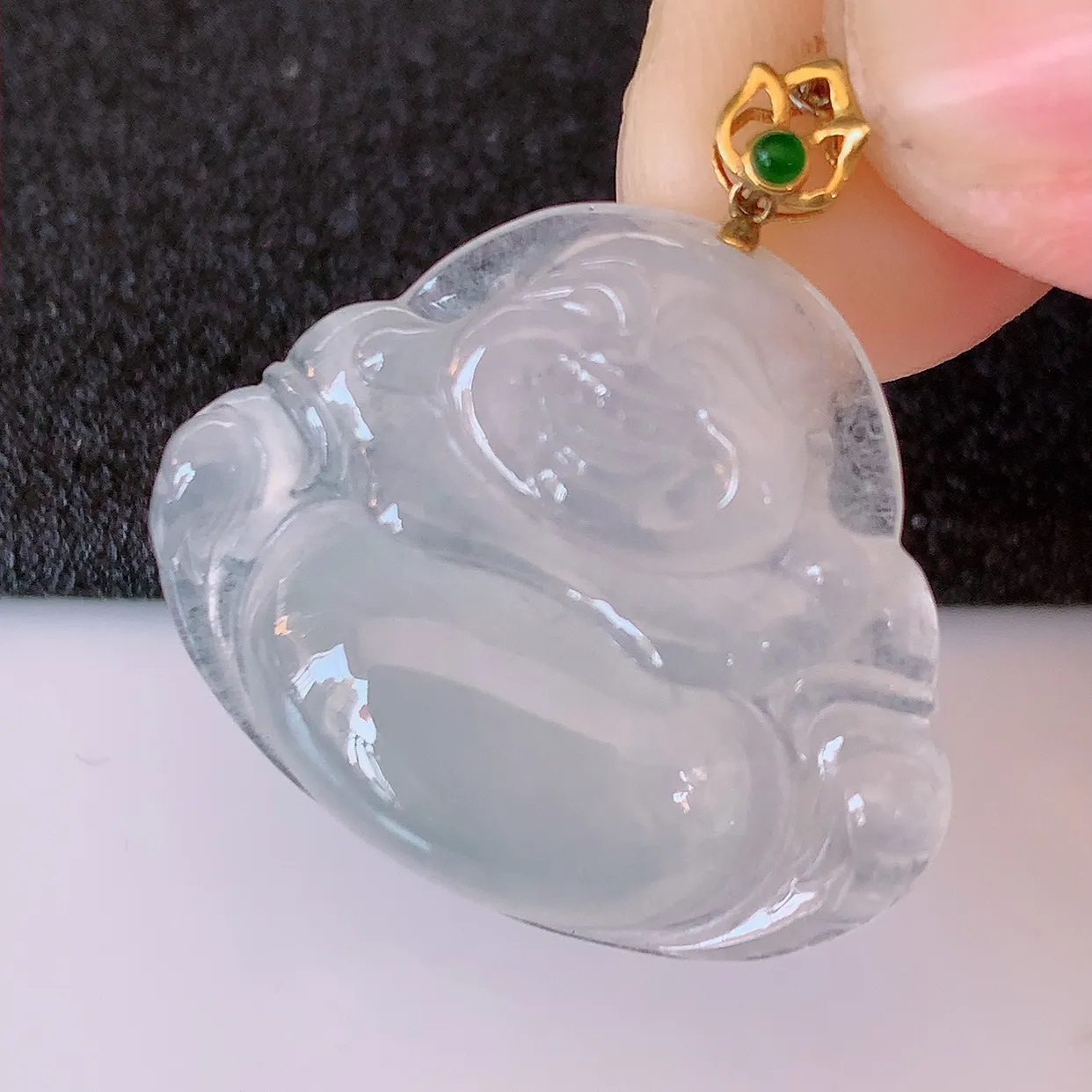 自然光实拍，18K金镶嵌冰种翡翠佛公吊坠，冰透饱满， 佛公亦保平安，寓意有福（佛公）相伴，品相佳，配戴优雅迷人！#41.7整体27.5裸石26.5*22*5.6
