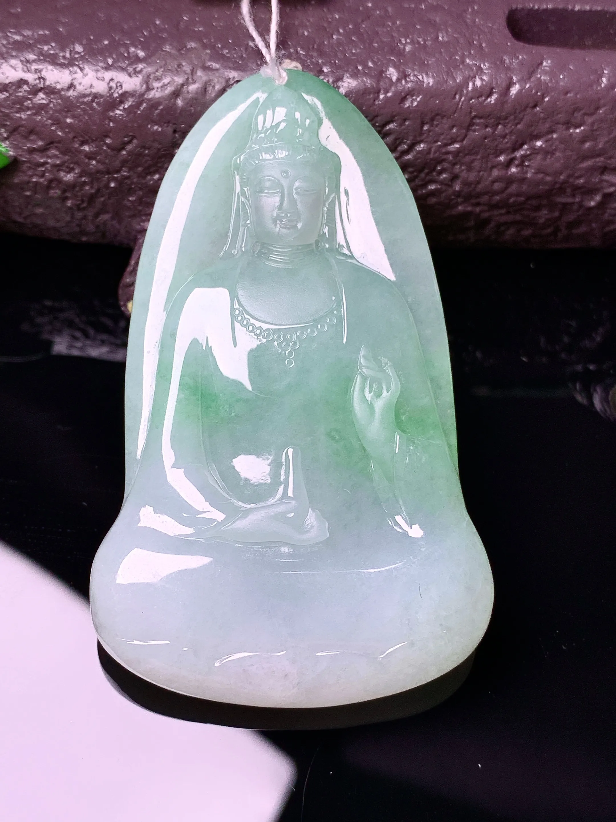 飘绿观音菩萨吊坠 玉质细腻 水润亮眼 色泽艳丽 整体尺寸59.2*37*6.2