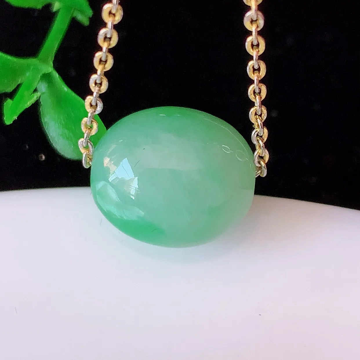 自然光实拍，冰飘绿翡翠路路通吊坠，寓意好运连连，路路畅通，经典款式，财运滚滚，路路通，佩戴效果更好！配银链子#94.7