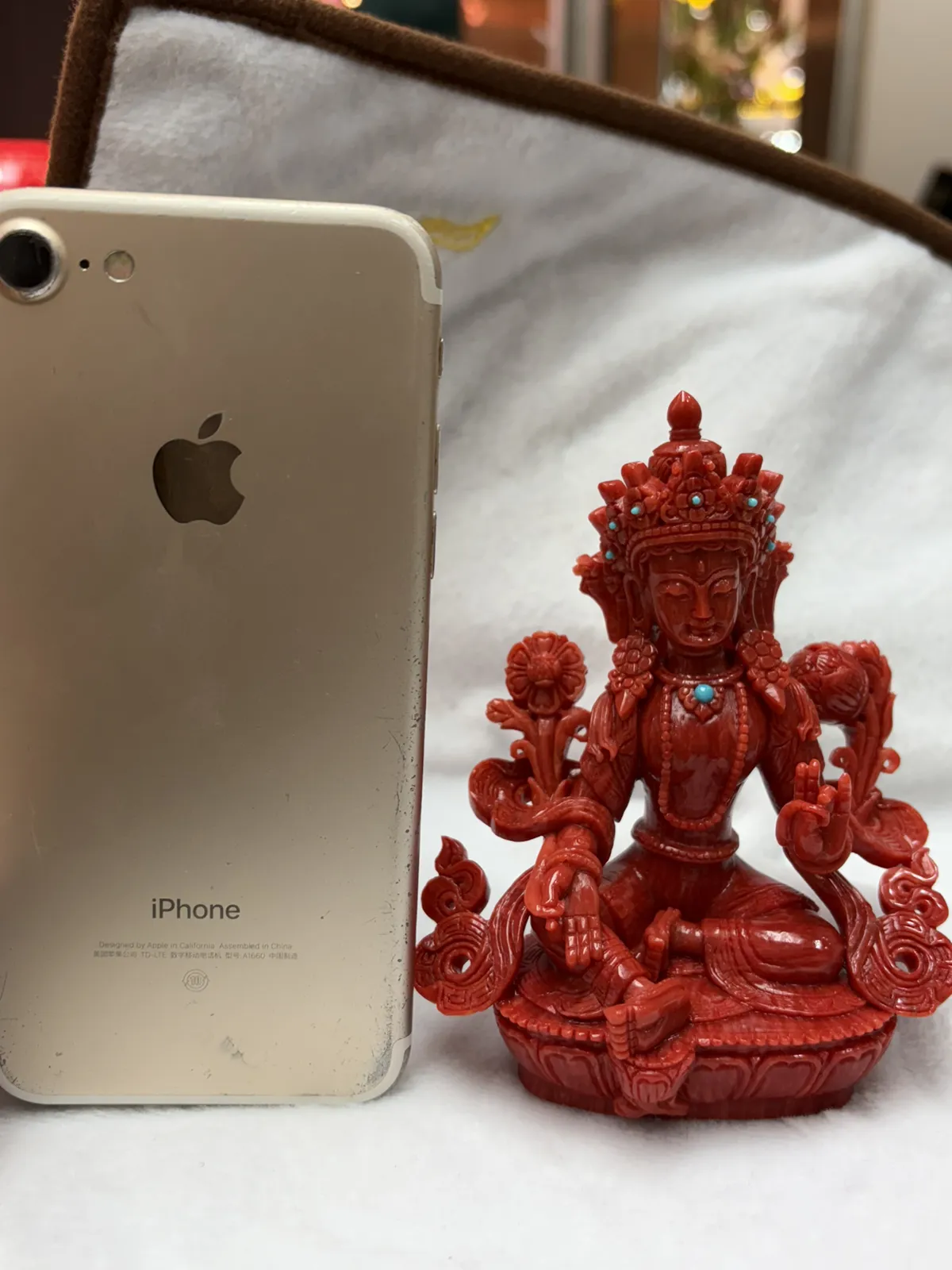 【天然红珊瑚拼接绿镀母中号摆件】意大利产地，沙丁珊瑚料，深红颜色，釆用台湾拼接手工工艺，精雕细镂，底部有开孔可藏经文，手工工序复杂，高约108mm，宽约86mm，厚49mm，重量141.2克。天然美松点缀！可手持红珊瑚沙丁大枝拼接绿镀母。收藏供奉价值高！