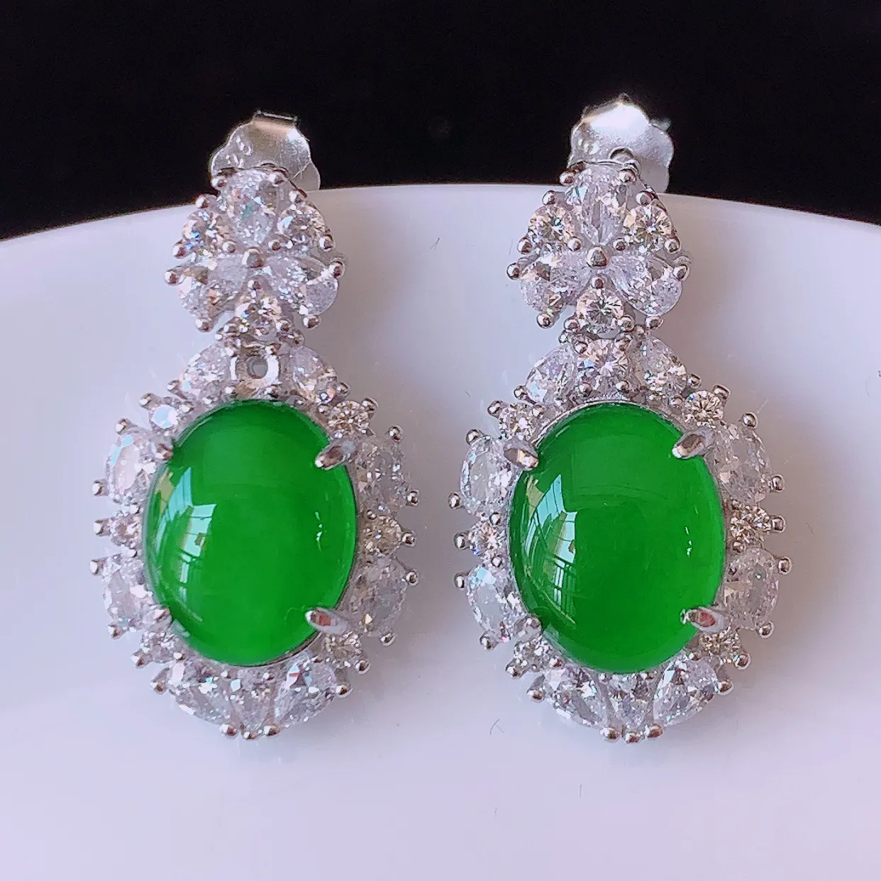 冰透满绿翡翠925银镶嵌耳坠，自然光实拍，翠色灵动，颜色漂亮，种老水足，品相佳，佩戴佳品！#97.7整体22*12.5*6.5裸石10*7.8