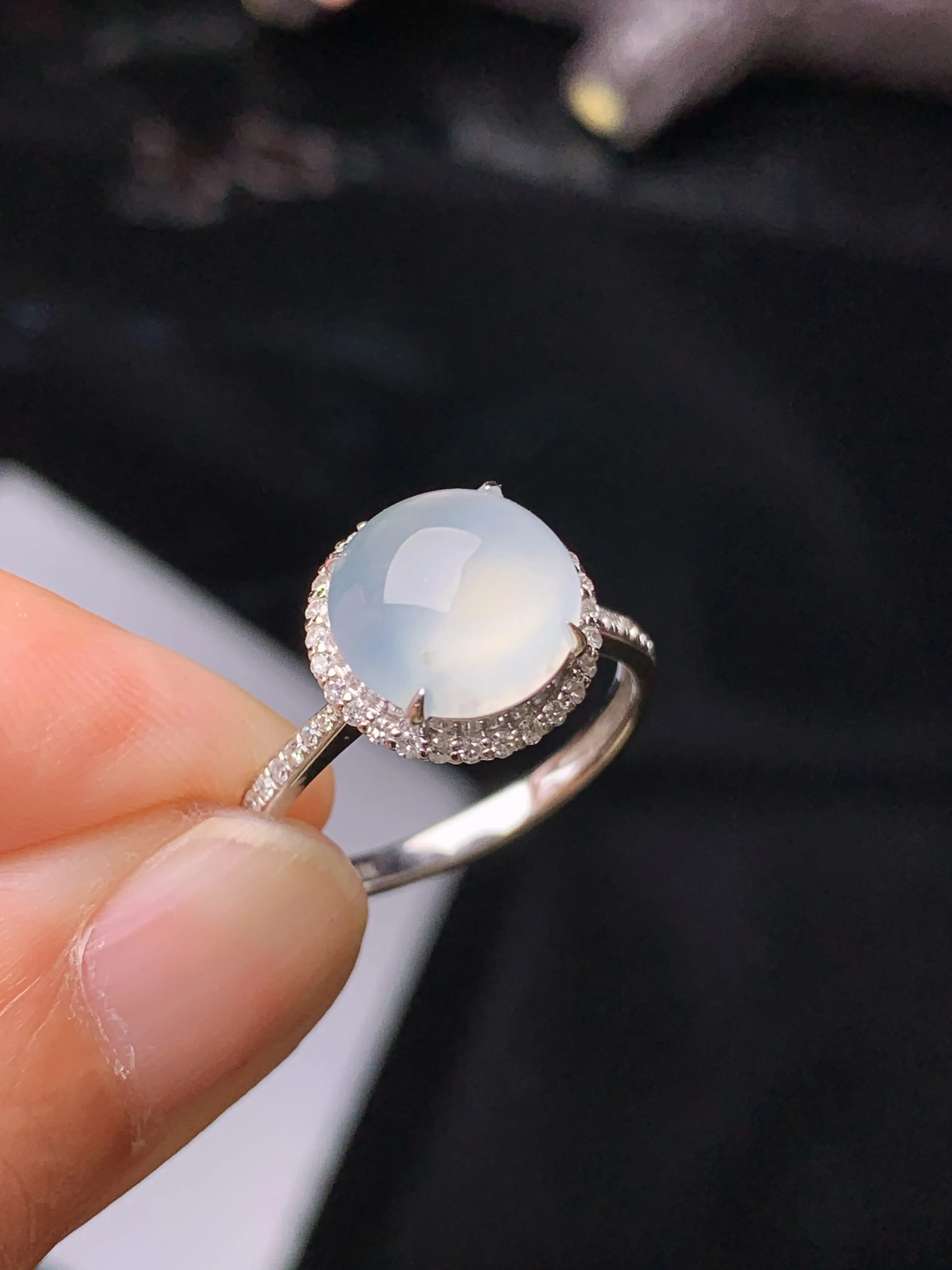 18k金钻镶嵌冰种蛋面戒指 玉质细腻 水润亮眼 色泽艳丽 圈口14 整体尺寸11*8.8