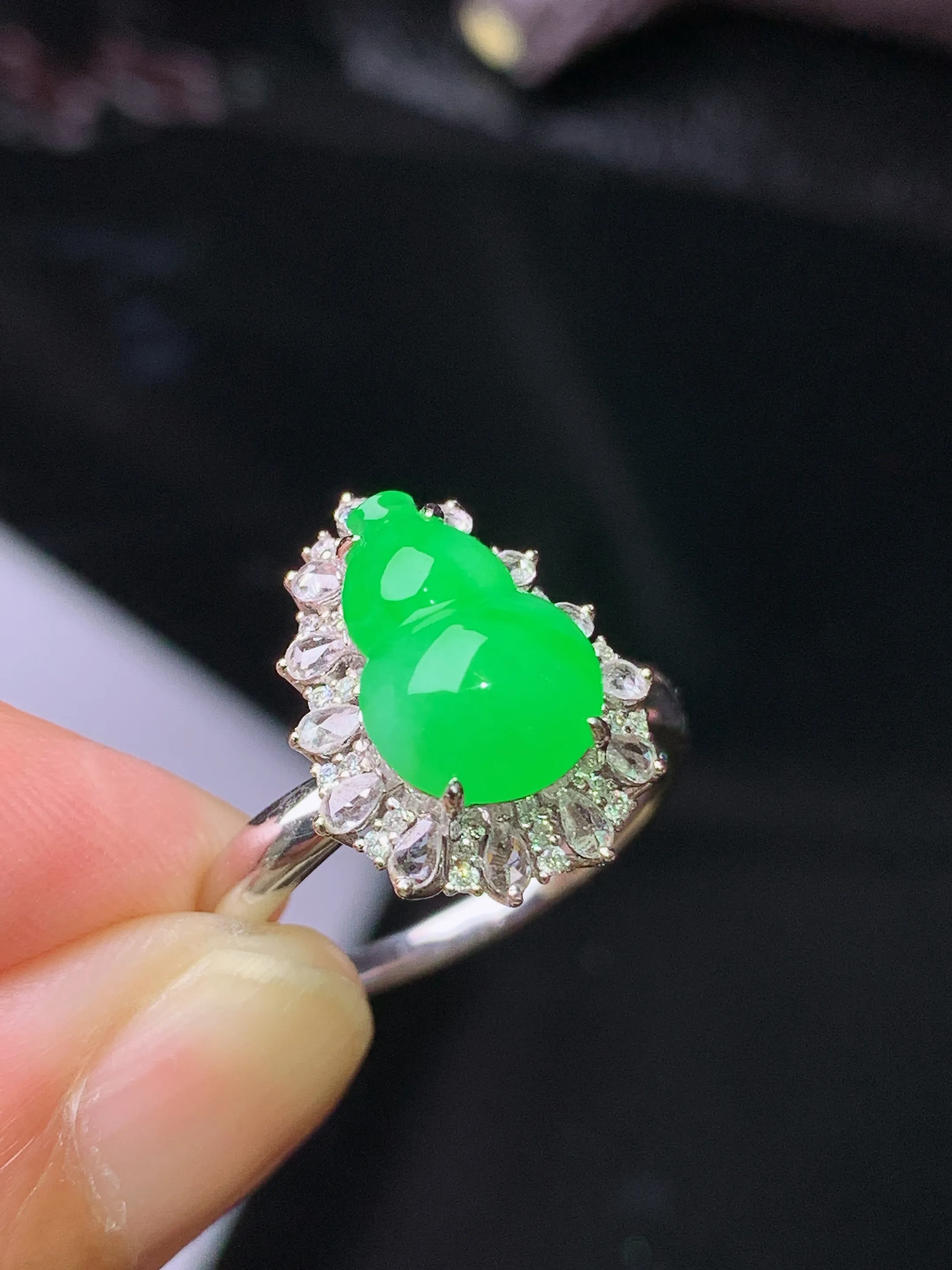 18k金钻镶嵌翠绿葫芦戒指 玉质细腻 水润亮眼 色泽艳丽 圈口14.5 整体尺寸16.2*12.5*