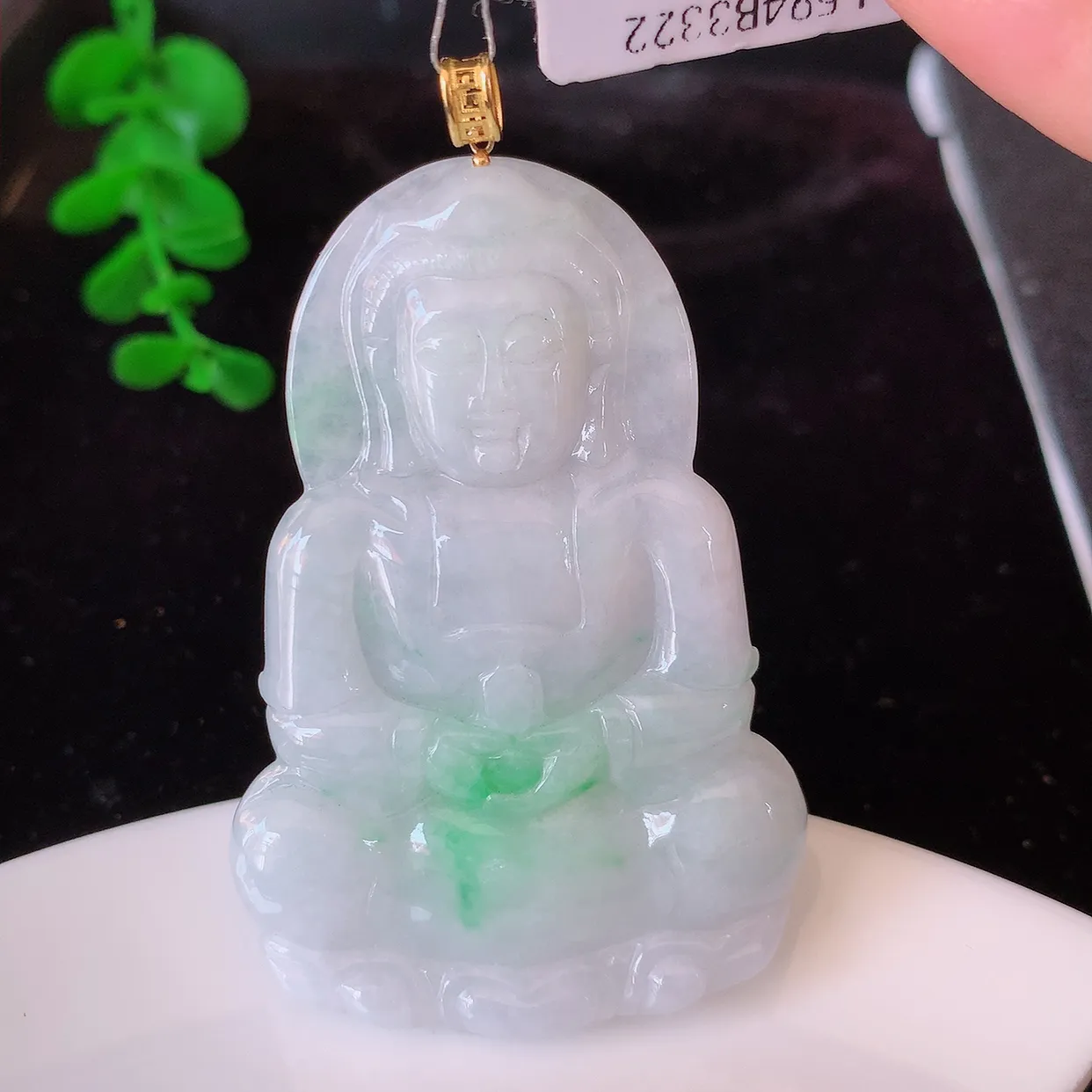18K金镶嵌冰润飘绿翡翠观音菩萨吊坠，赐福翡翠观音，观音面相端庄，品相佳，佩戴气质！#35.7整体64.2裸石57.5*38*5