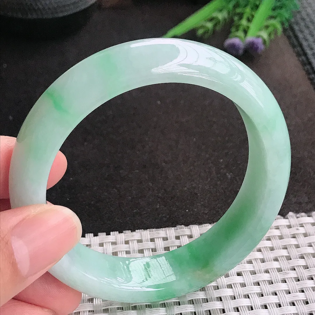 天然A货翡翠58.5/15.3/8.8老坑精美温润飘绿轮胎手镯宽边玉镯