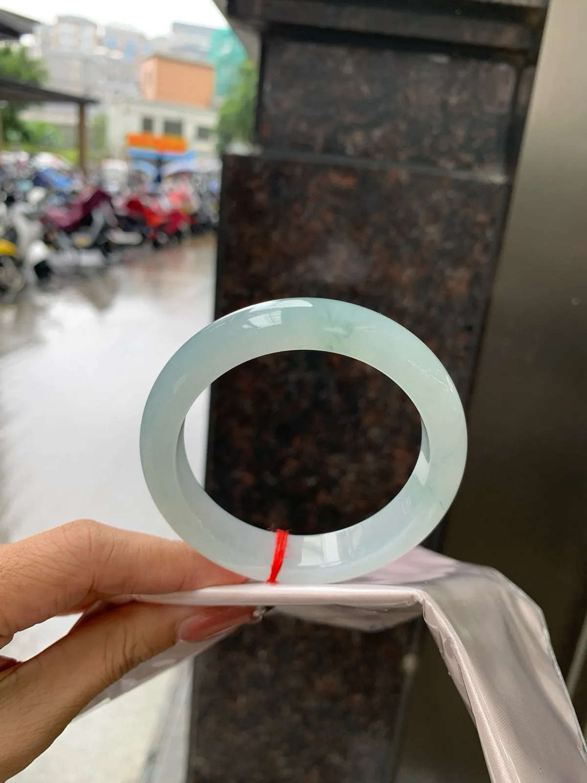 私人专拍
限时特惠链接
飘花正圈，完美，底妆水润细腻，几抹蓝花灵动飘逸，意境感十足，古典优雅又秀气