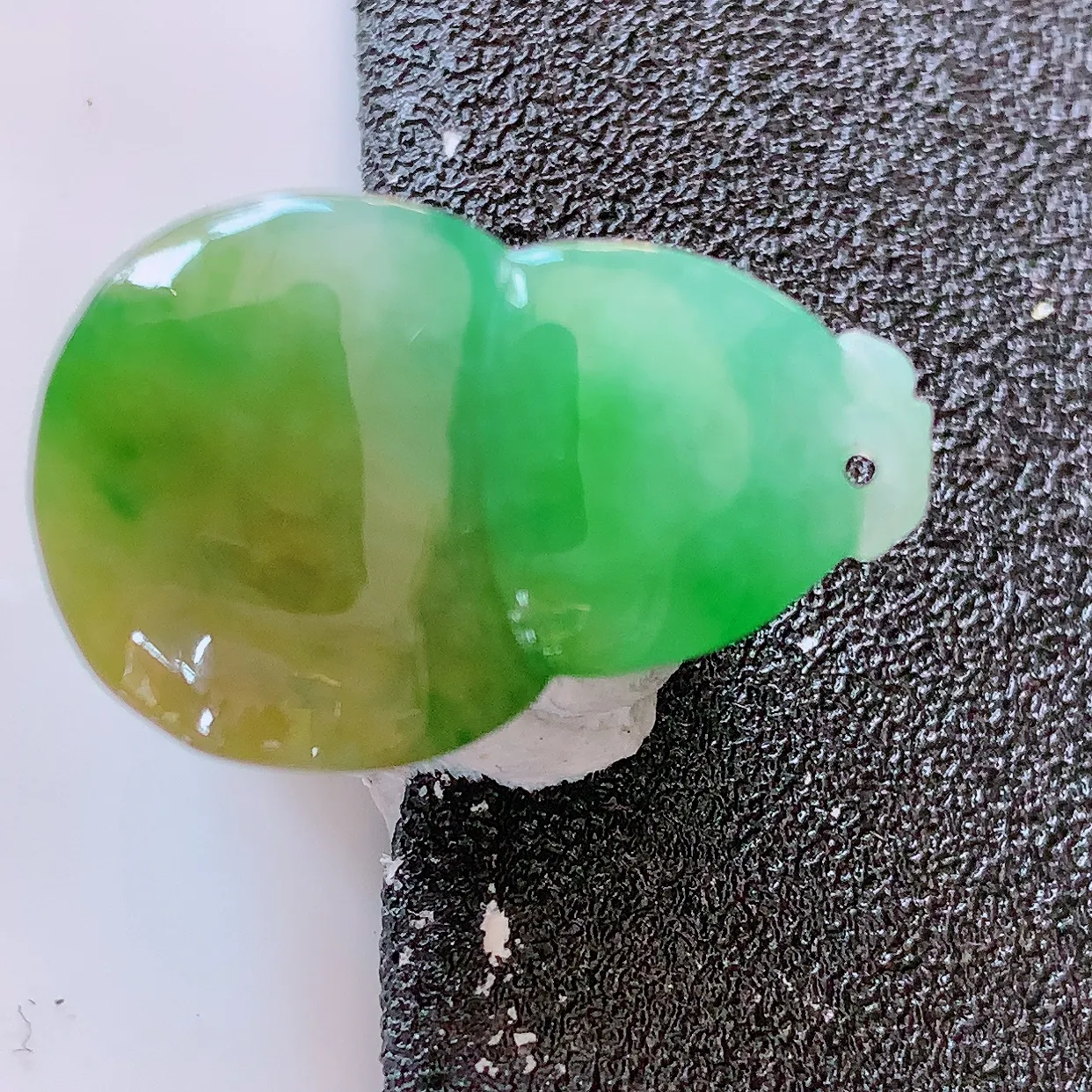 自然光实拍，冰润黄加绿翡翠葫芦蛋面，寓意福禄双全，财源滚滚，清新脱俗，佩戴效果优雅迷人！#05.7