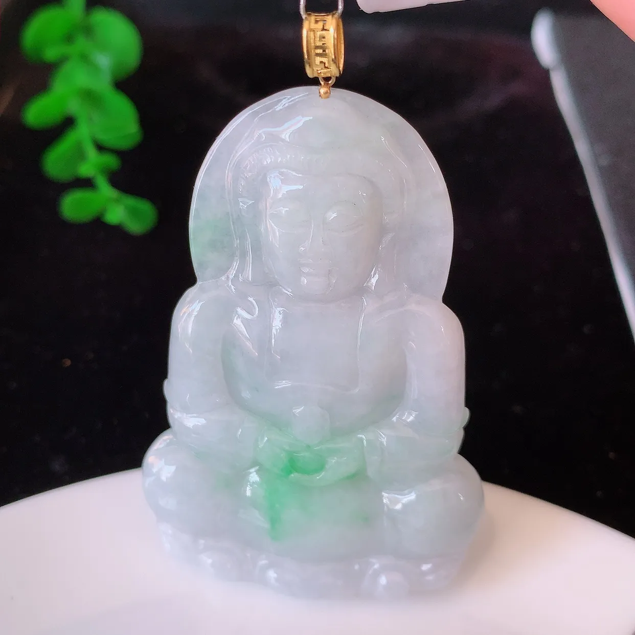 18K金镶嵌冰润飘绿翡翠观音菩萨吊坠，赐福翡翠观音，观音面相端庄，品相佳，佩戴气质！#35.7整体64.2裸石57.5*38*5