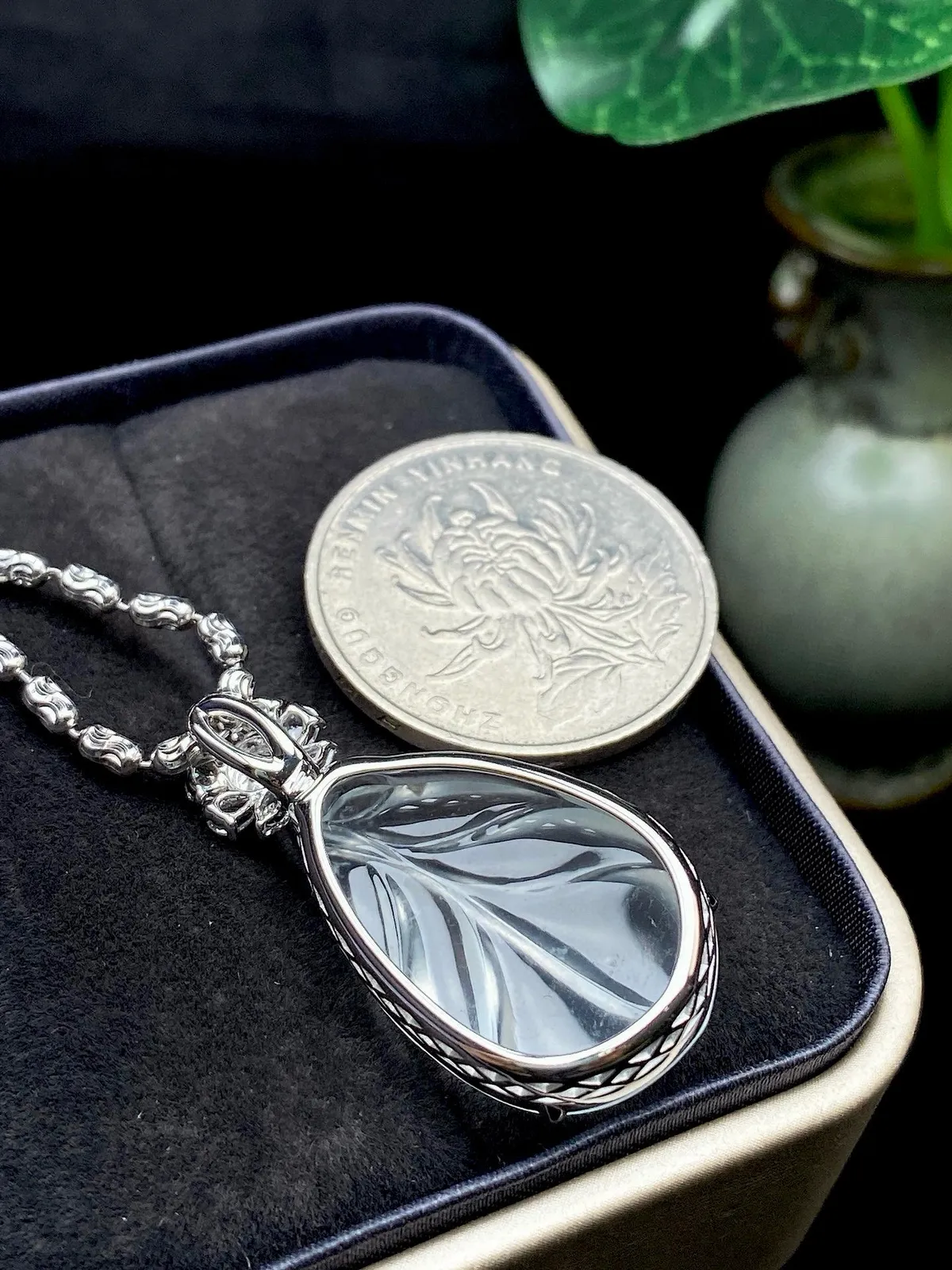 【冰种叶子】金枝玉叶，质地细腻，冰润透亮，光泽出众，18k金钻镶嵌，裸石尺寸24.8*16.1*4.6毫米