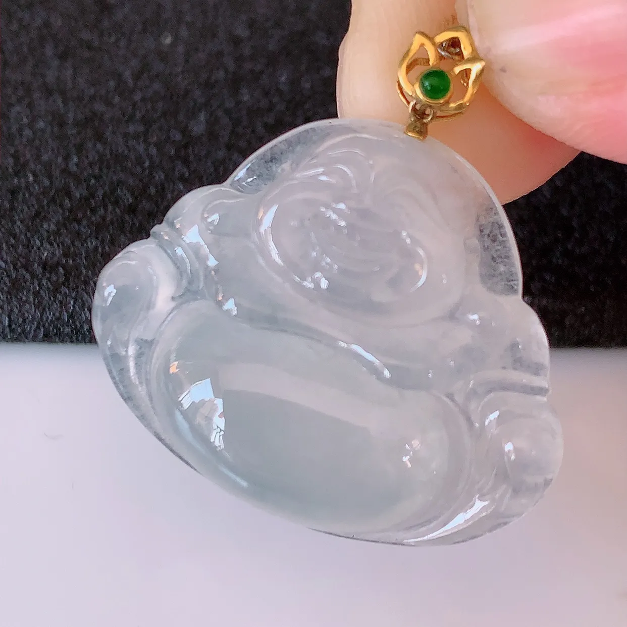 自然光实拍，18K金镶嵌冰种翡翠佛公吊坠，冰透饱满， 佛公亦保平安，寓意有福（佛公）相伴，品相佳，配戴优雅迷人！#41.7整体27.5裸石26.5*22*5.6