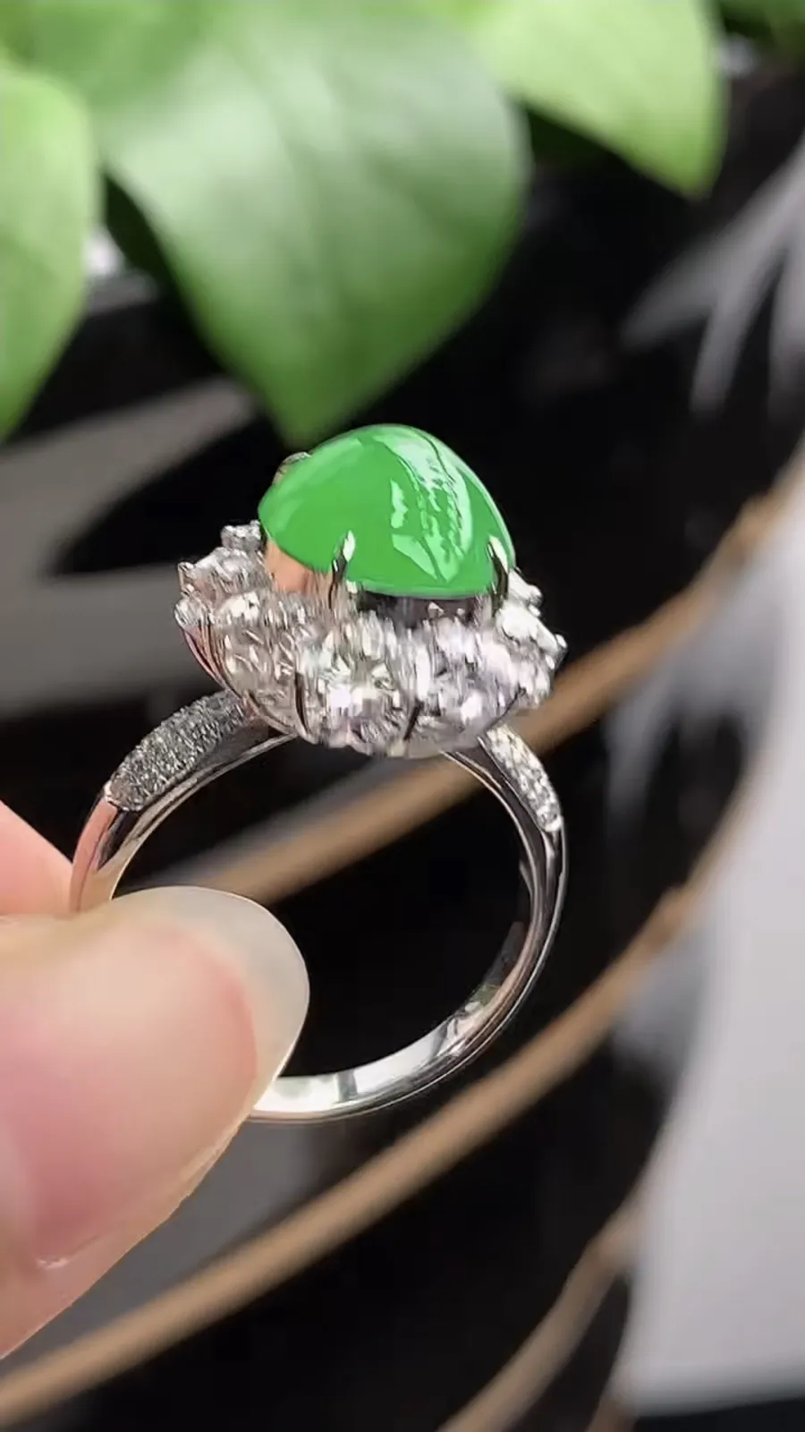 a货翡翠老坑冰种18K金伴钻镶嵌阳绿蛋面戒指 圈口17.4裸石尺寸9.6×9.2mm 重量4.45g 1209