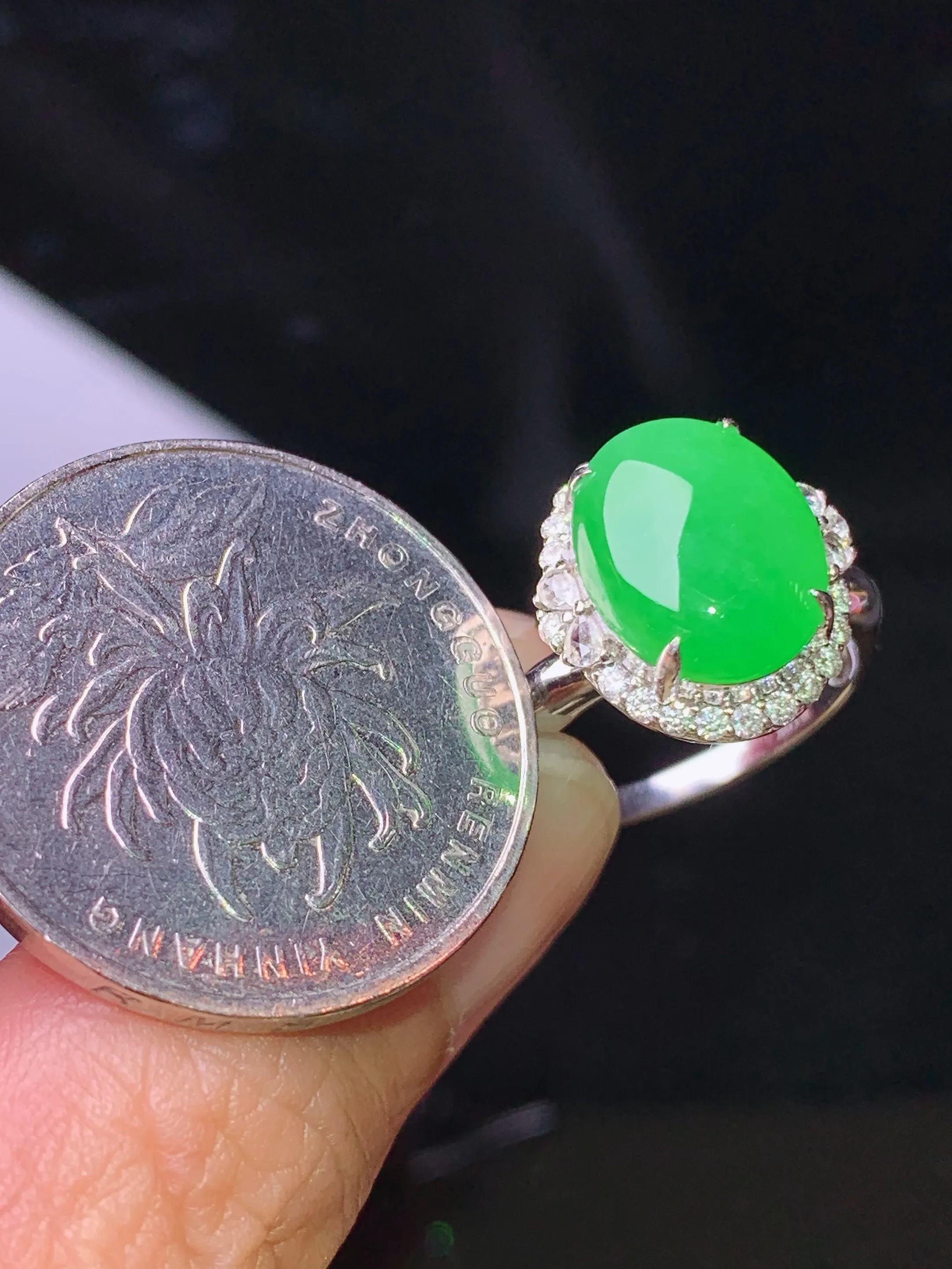 18k金钻镶嵌满绿蛋面戒指 玉质细腻 水润亮眼 色泽艳丽 圈口14 整体尺寸14.2*13.5*9.6