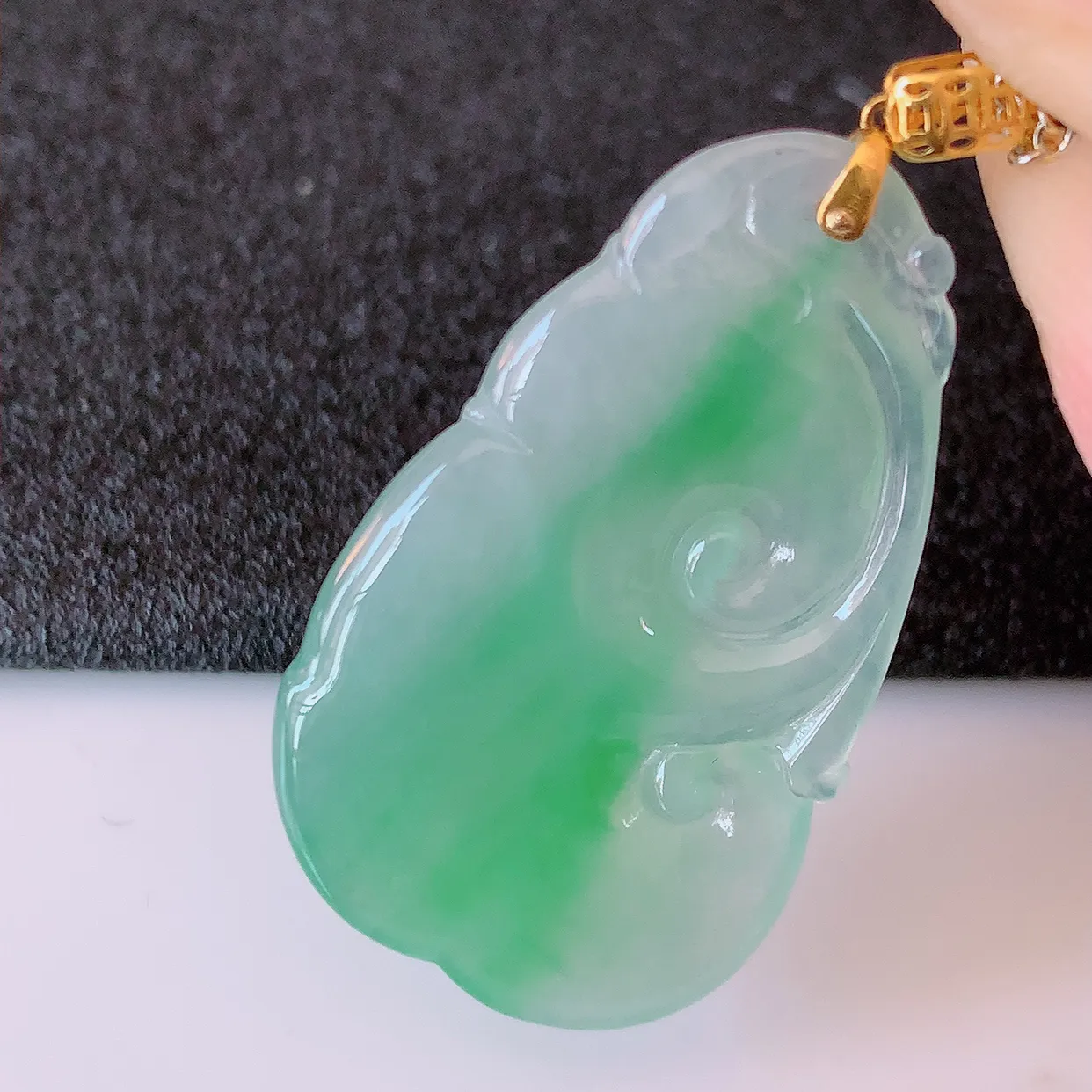 自然光实拍，18k金镶嵌冰种飘绿翡翠如意吊坠，寓意顺心如意，事事如意，吉祥如意，细腻饱满，色泽鲜艳，称心如意佩戴优雅时尚！#41.7整体38裸石32.5*19*4.5