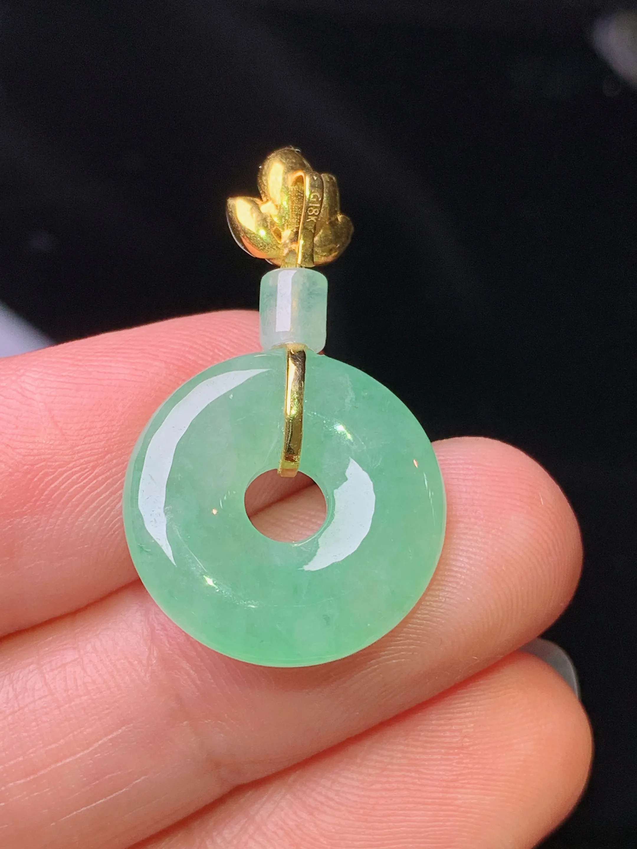 18k金镶嵌翠绿平安环吊坠 玉质细腻 水润亮眼 色泽艳丽 整体尺寸29.8*17.2*4