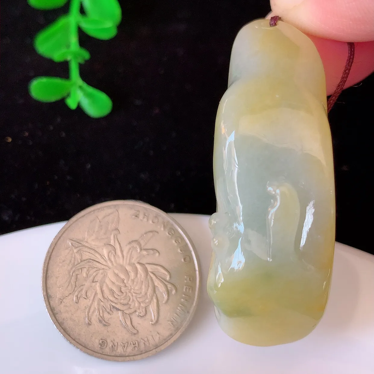 自然光实拍，特色黄翡翡翠悟道吊坠。悟道寓意“祥和，安宁，吉祥，幸福”，质地相当细腻，意境化设计雕刻，取道法自然、天人合一之意，很有意思的一件精品悟道，推荐入手，个性之选。#60.7