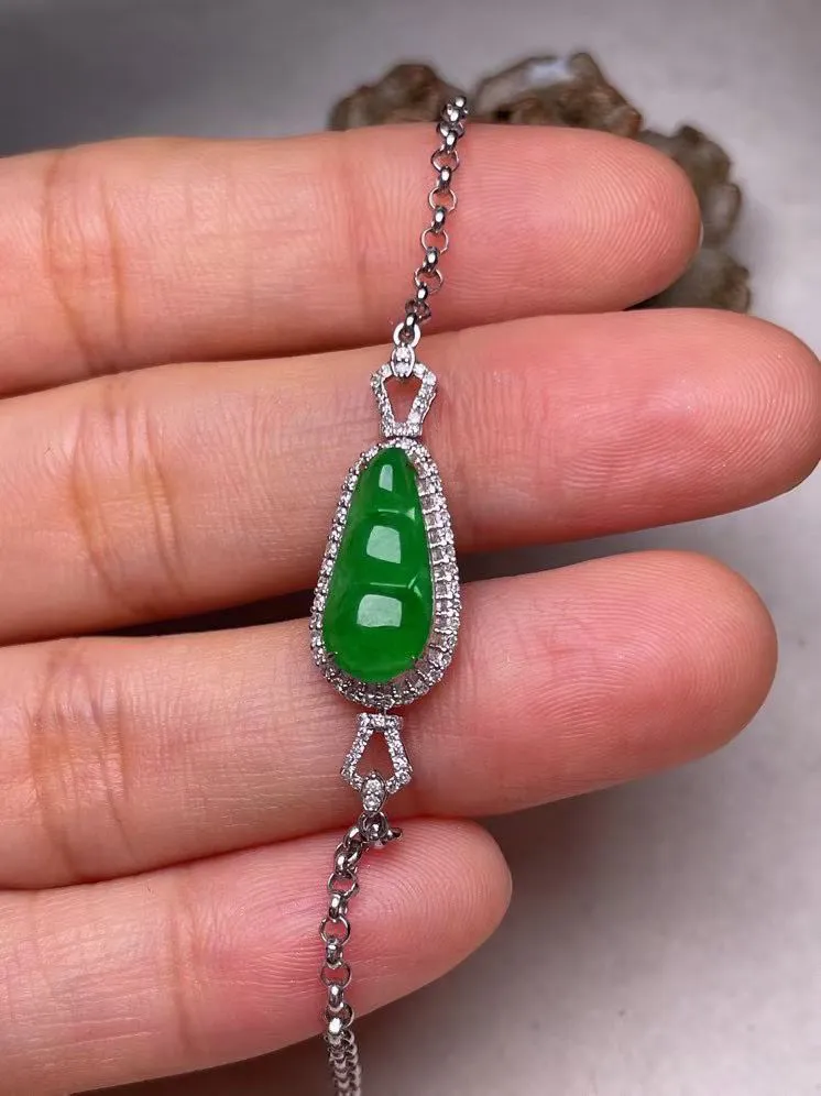 冰种阳绿福豆手链、真金真钻镶嵌，种水好，玉质细腻 .裸石尺寸 14.0*6.5.