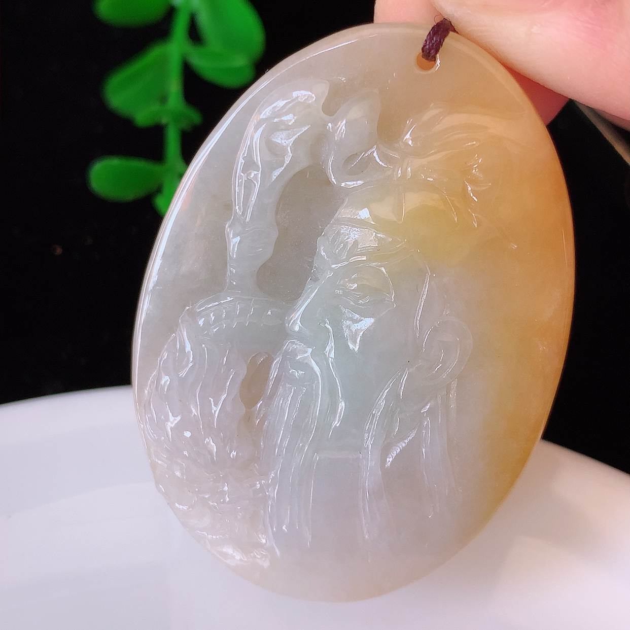 自然光实拍，冰润黄翡双彩翡翠关公吊坠。翡翠关公是生意人喜爱的财神爷，助您财运亨通，步步高升，关公威风